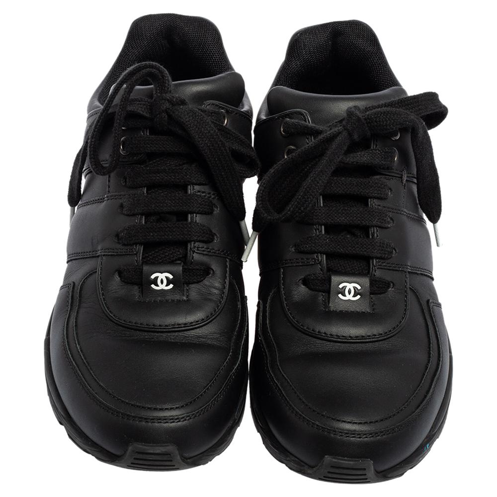 Chanel Black Leather CC Low Top Sneakers Size 38 In Good Condition In Dubai, Al Qouz 2