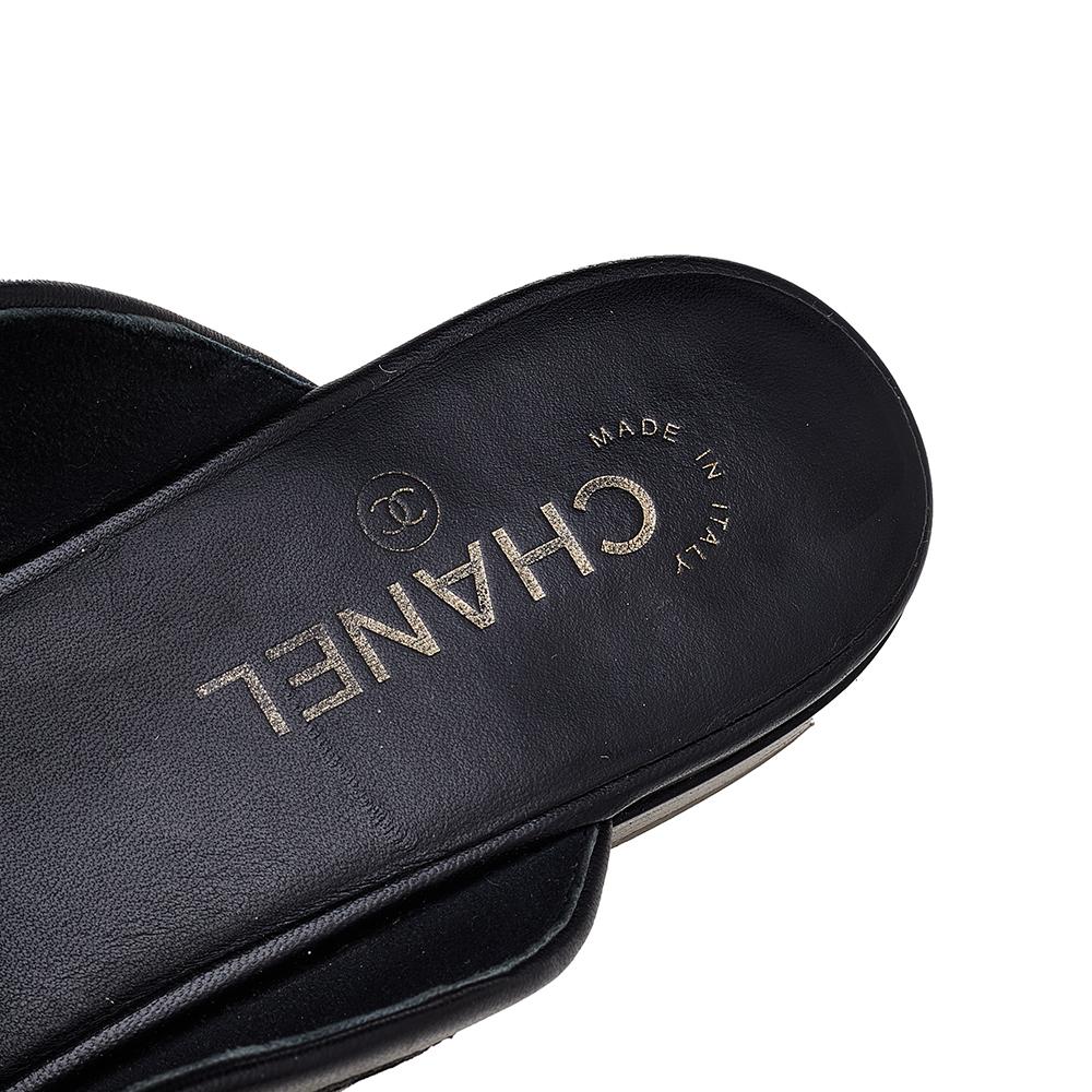 Comfortable and fashionable, these flat loafer mules from Chanel are worth every penny you spend! The black mules are crafted from leather and feature an open-back design. They flaunt round toes and the iconic CC logo-detailed straps and pearl