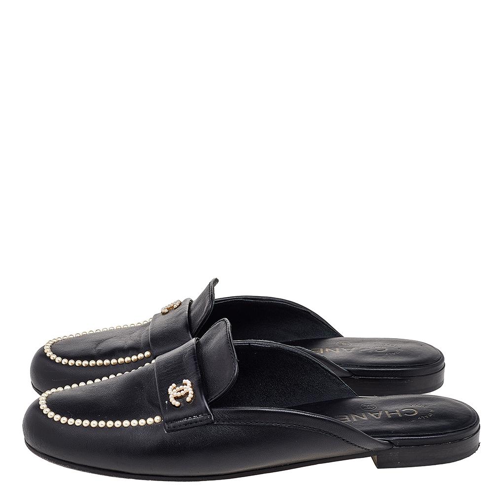 Chanel Black Leather CC Pearl Embellished Flat Loafers Size 40.5 In Good Condition In Dubai, Al Qouz 2