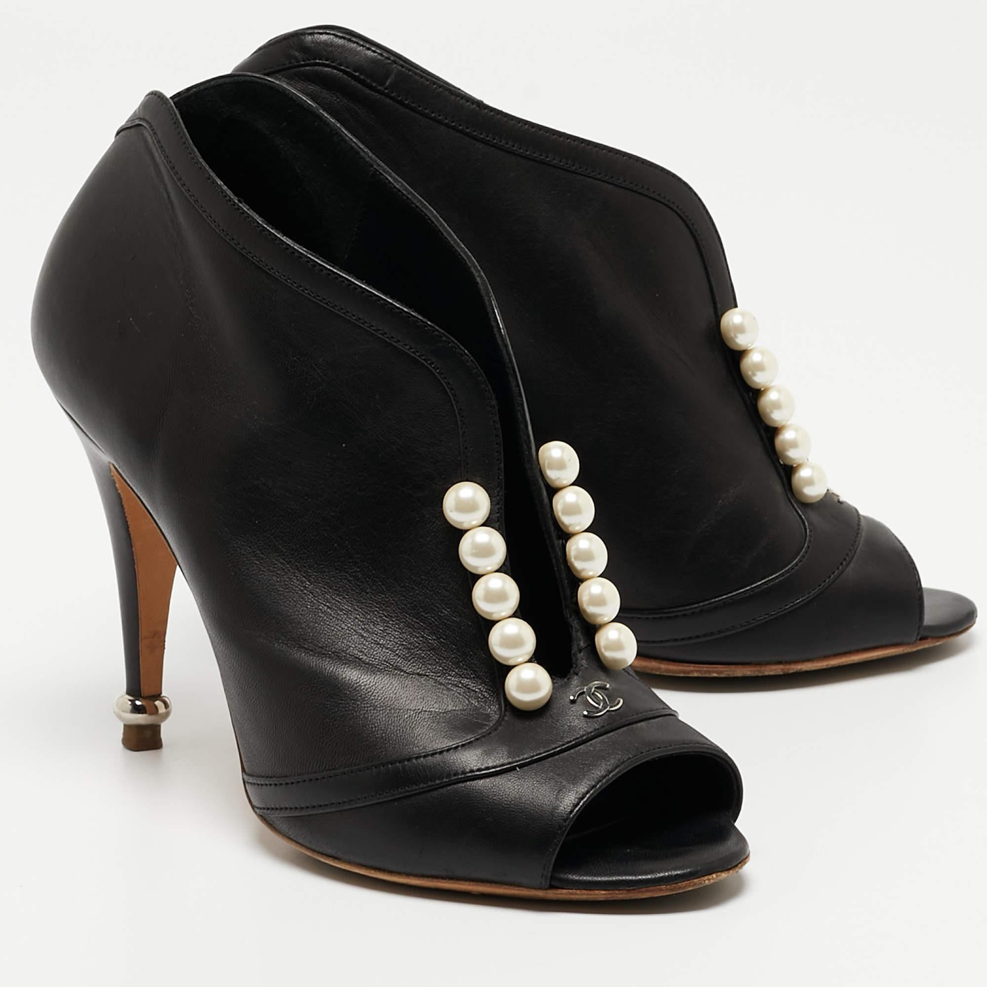 Chanel Schwarz Leder CC Perlen verzierte offene Zehe Stiefeletten Größe 36,5 Damen im Angebot