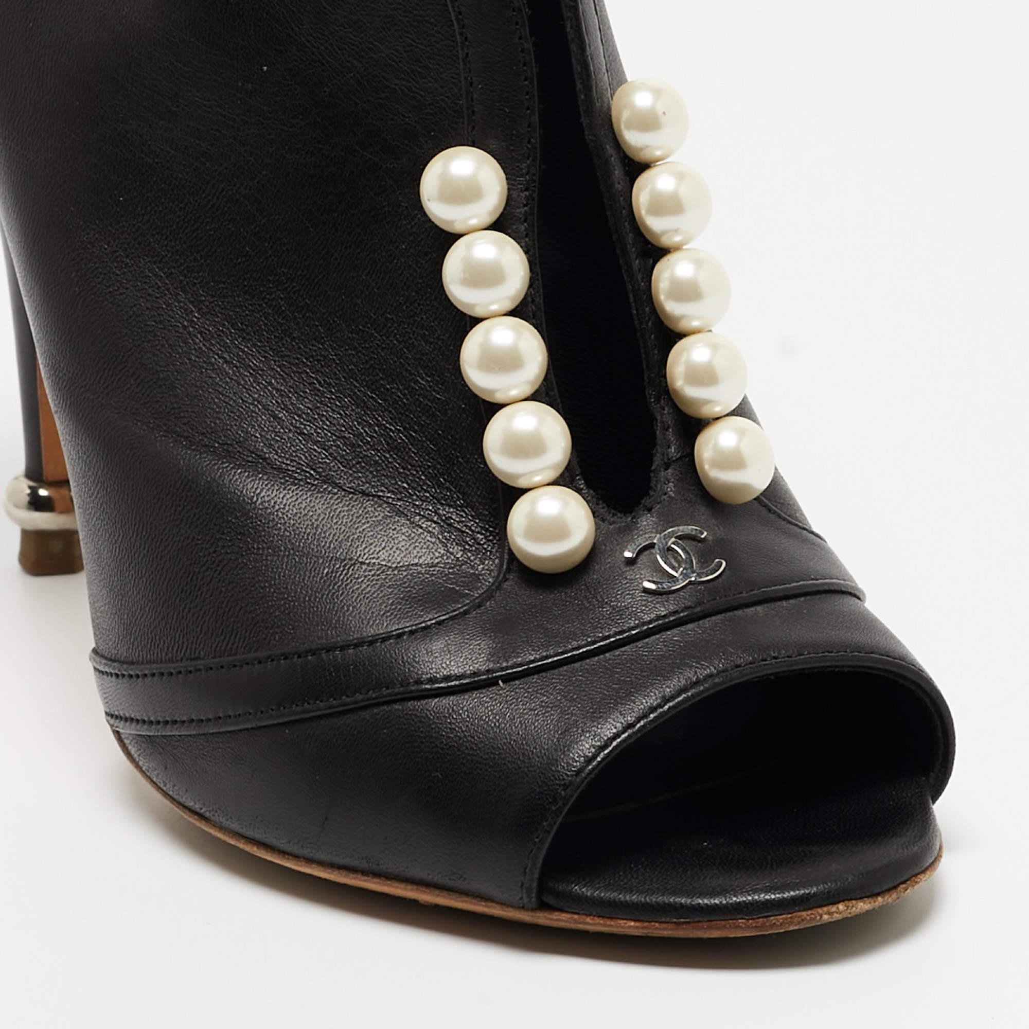 Chanel Schwarz Leder CC Perlen verzierte offene Zehe Stiefeletten Größe 36,5 im Angebot 1