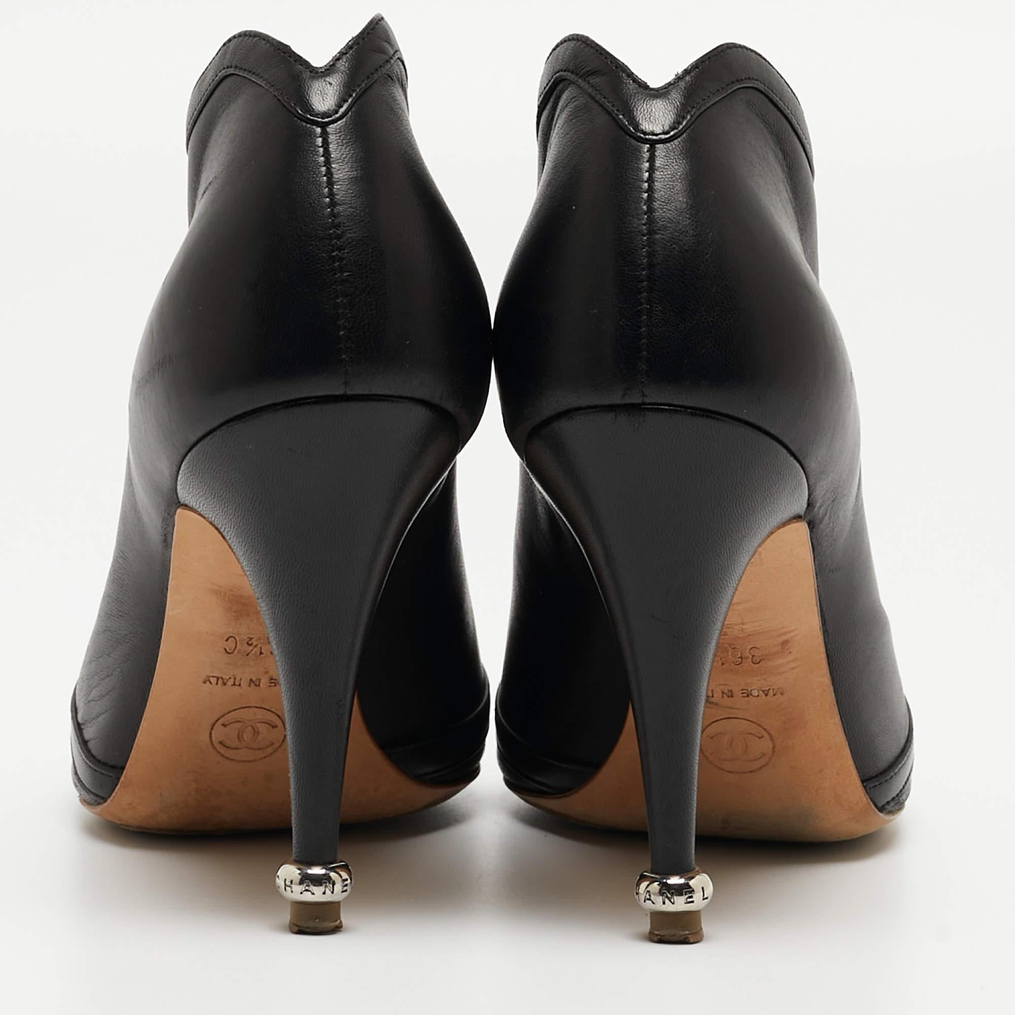 Chanel Schwarz Leder CC Perlen verzierte offene Zehe Stiefeletten Größe 36,5 im Angebot 2