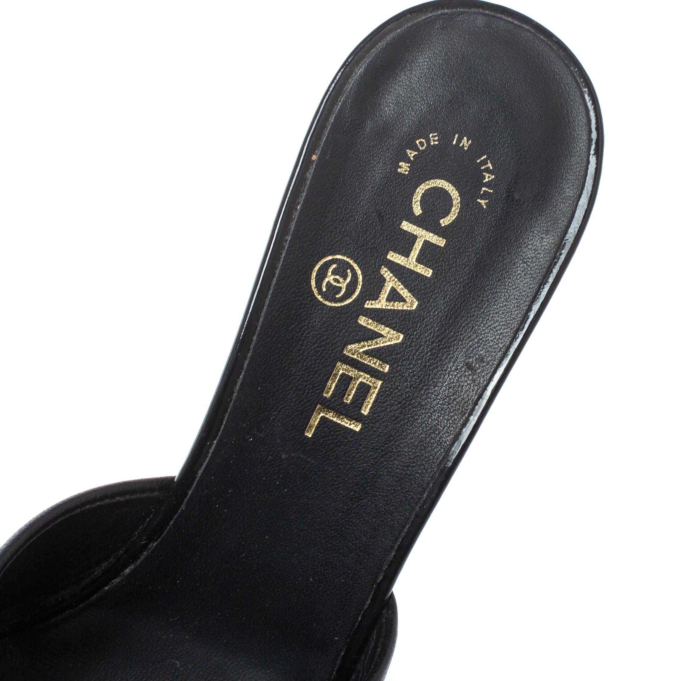 Chanel Black Leather CC Pearl Heel Pointed Toe Mules Size 40 In Good Condition In Dubai, Al Qouz 2