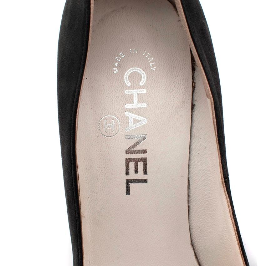 Chanel Black Leather CC Pumps with Chain Detail - Size 38 2