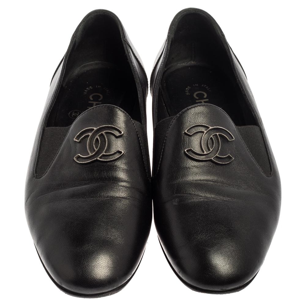 Rock an opulent look by going in for a pair of stylish Chanel loafers like this one. They have been crafted from leather and come flaunting a black shade with the CC logo on the uppers. Be in the limelight by making a super stylish statement when