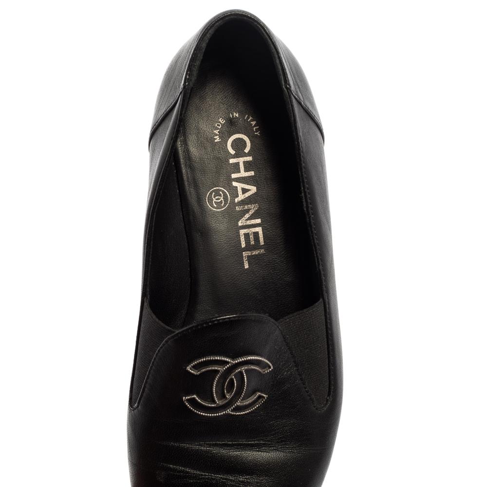 Chanel Black Leather CC Slip On Loafers Size 35.5 In Good Condition In Dubai, Al Qouz 2