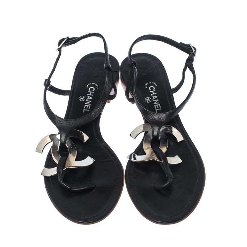 Chanel Black Leather CC Thong Flat Sandals Size 37.5 In Good Condition In Dubai, Al Qouz 2