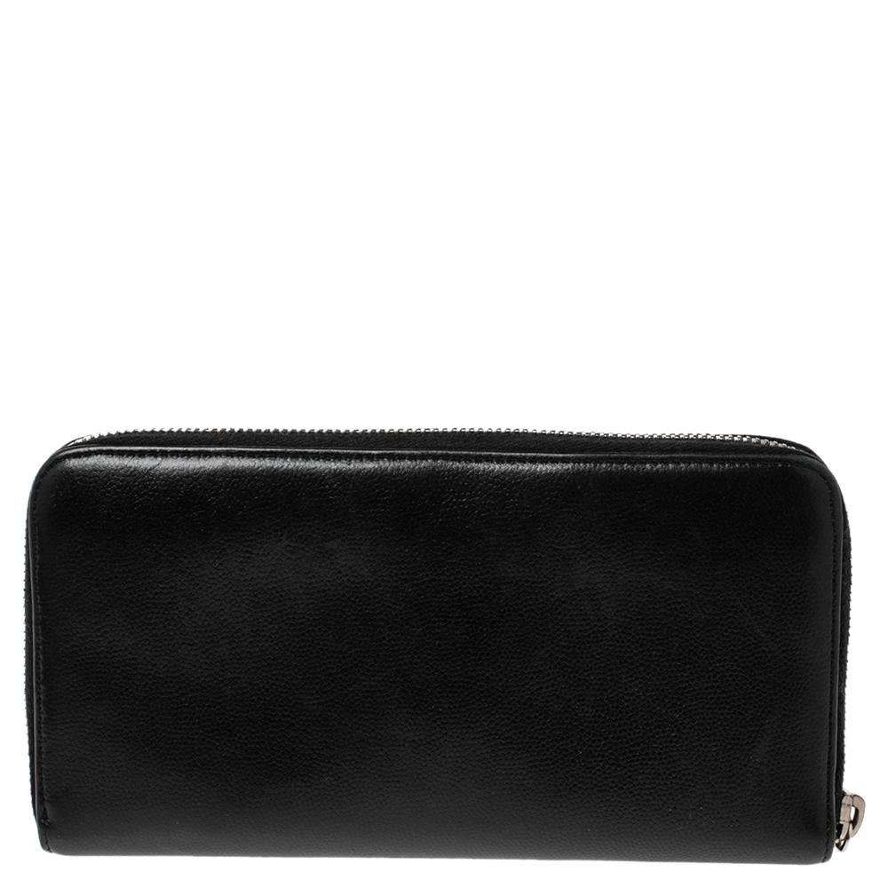 Diese von Chanel entworfene CC-Brieftasche ist eine dauerhafte Notwendigkeit und ein luxuriöser Besitz. Ein silberfarbenes CC-Logo ziert die Vorderseite. Mehrere Steckfächer, Fächer und eine Reißverschlusstasche sind mit einem oberen Reißverschluss