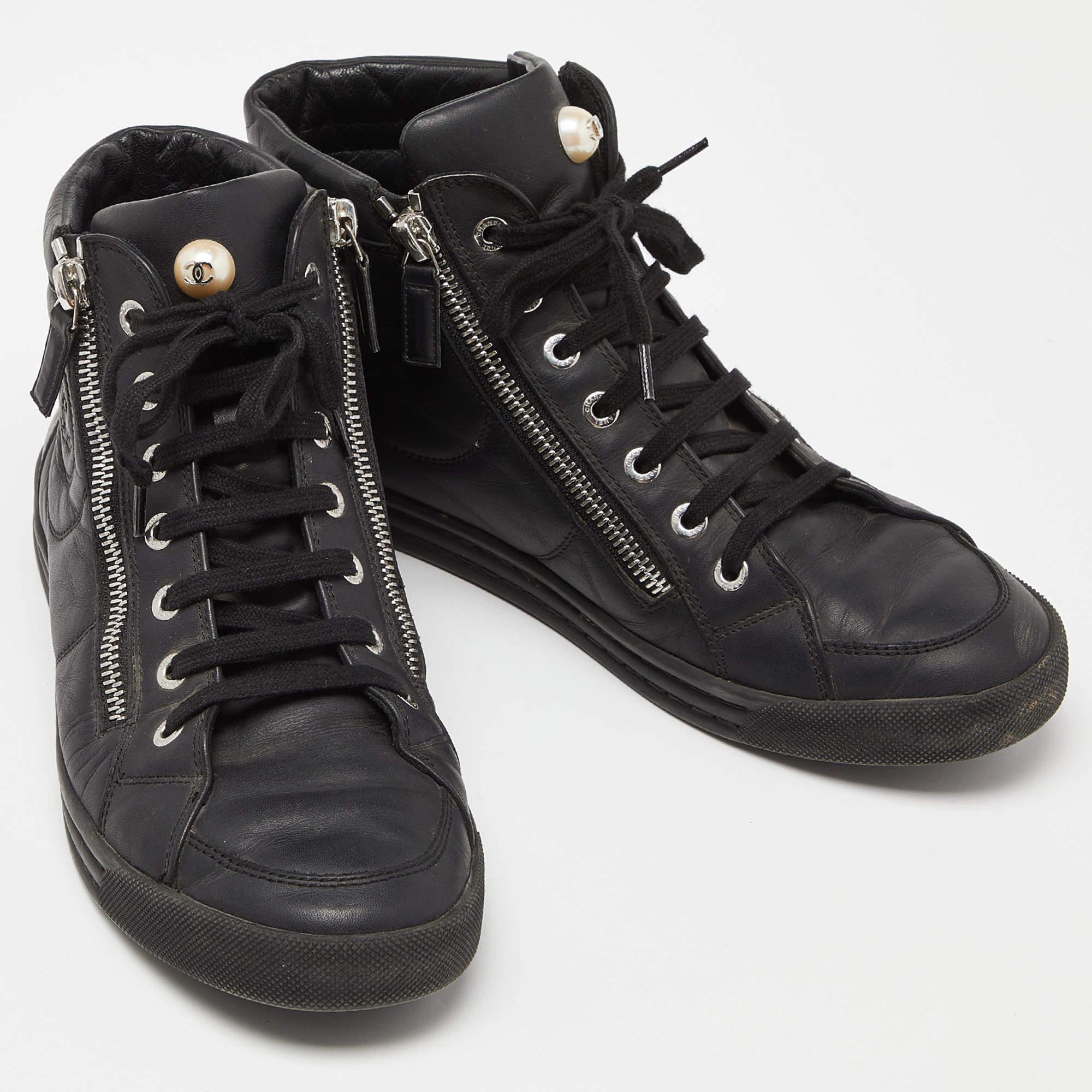 Chanel Black Leather CC Zip Link High Top Sneakers Size 39.5 In Fair Condition For Sale In Dubai, Al Qouz 2
