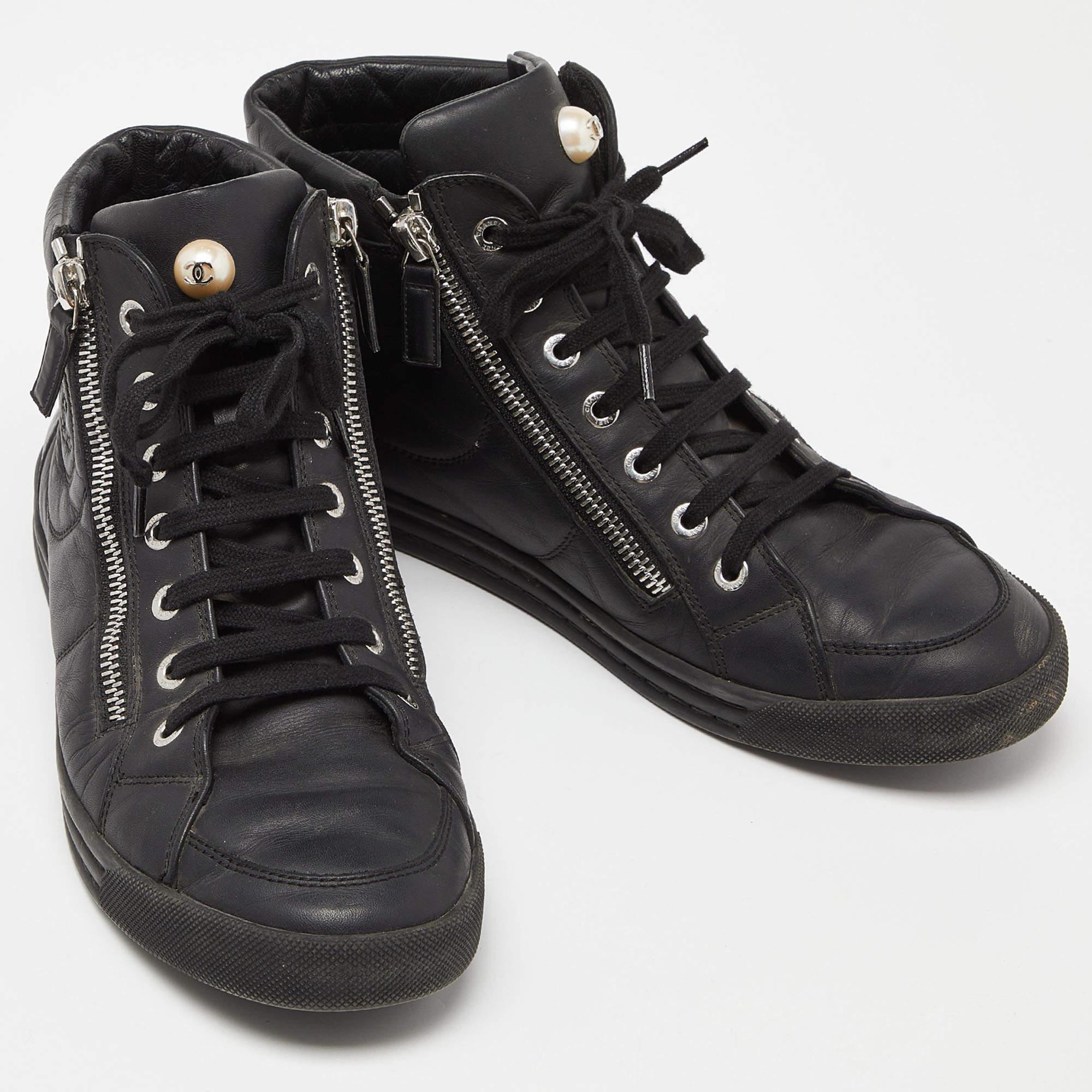 Chanel Black Leather CC Zip Link High Top Sneakers Size 39.5 In Good Condition In Dubai, Al Qouz 2