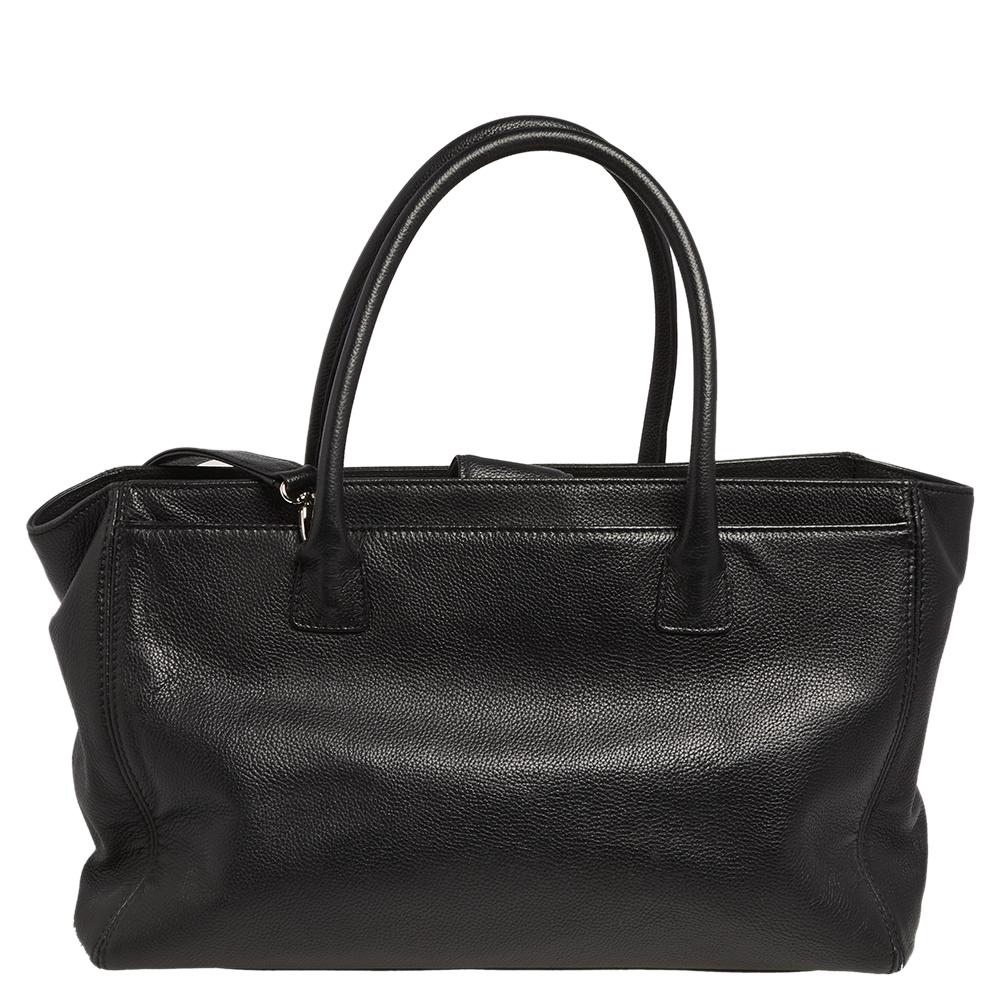 This Cerf tote from Chanel offers the perfect blend of practicality and style. This elegant tote attains its lush look because of the black leather used on the exterior and a dainty, silver-toned CC logo lock that adorns the front. Its precise