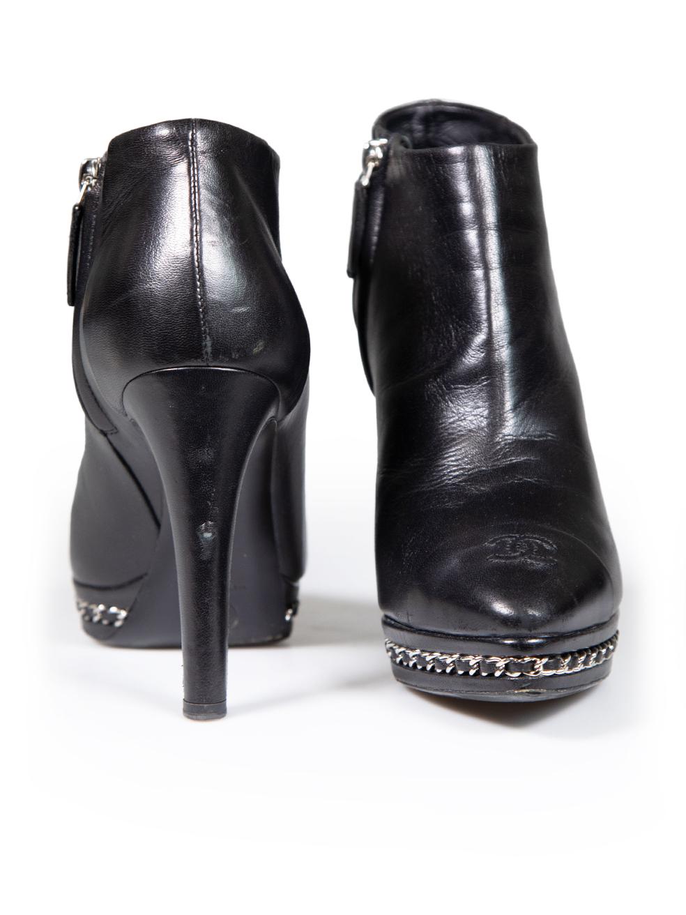 Chanel Schwarze Lederstiefel mit Ketten-Akzent CC Logo in Schwarz Größe IT 37,5 im Zustand „Gut“ im Angebot in London, GB