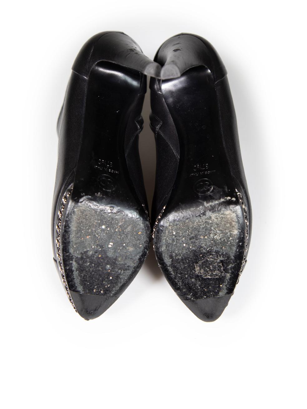 Chanel Schwarze Lederstiefel mit Ketten-Akzent CC Logo in Schwarz Größe IT 37,5 Damen im Angebot
