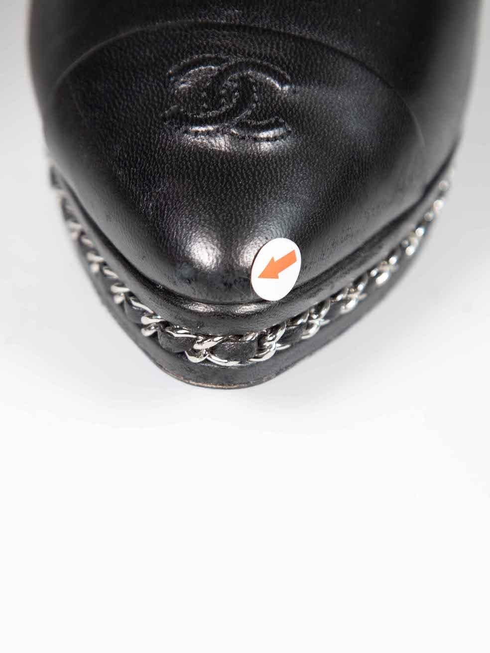 Chanel Schwarze Lederstiefel mit Ketten-Akzent CC Logo in Schwarz Größe IT 37,5 im Angebot 2