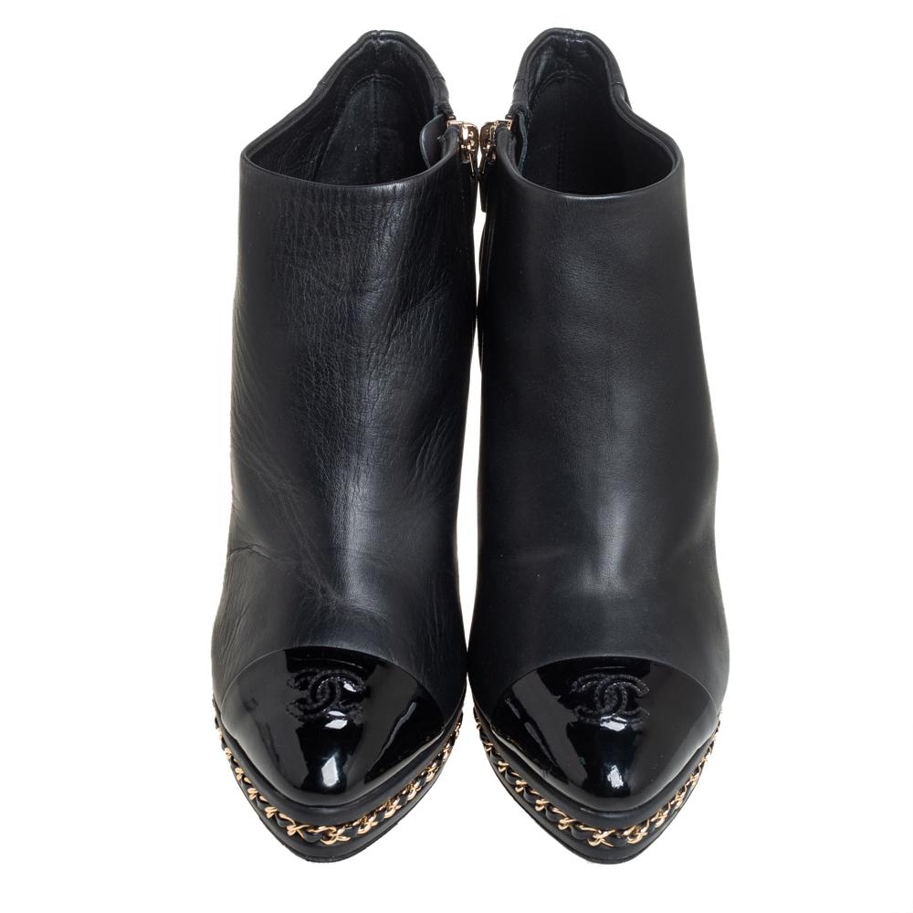 Enjoy the most fashionable days with these stylish ankle boots from Chanel. Modern in design and craftsmanship, they are made of leather and styled with CC logo detailed cap toes and chain-link embellished thin platforms. They are elevated on 10.5