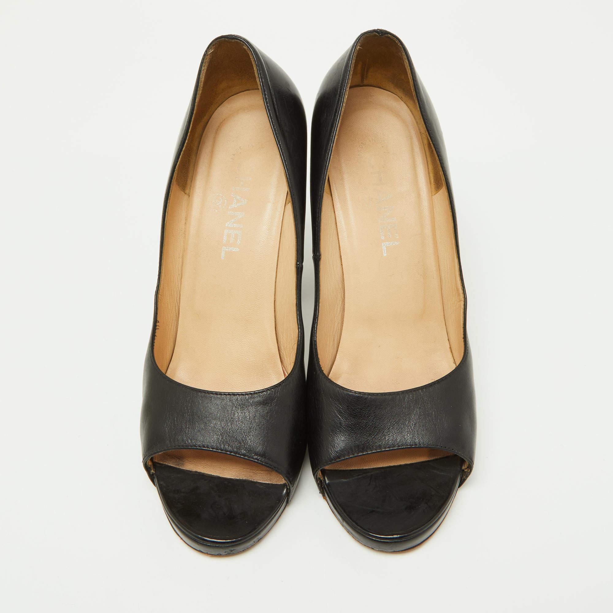 Noir Chanel - Escarpins en cuir noir à talons en liège et maillons de chaîne - Taille 38,5 en vente