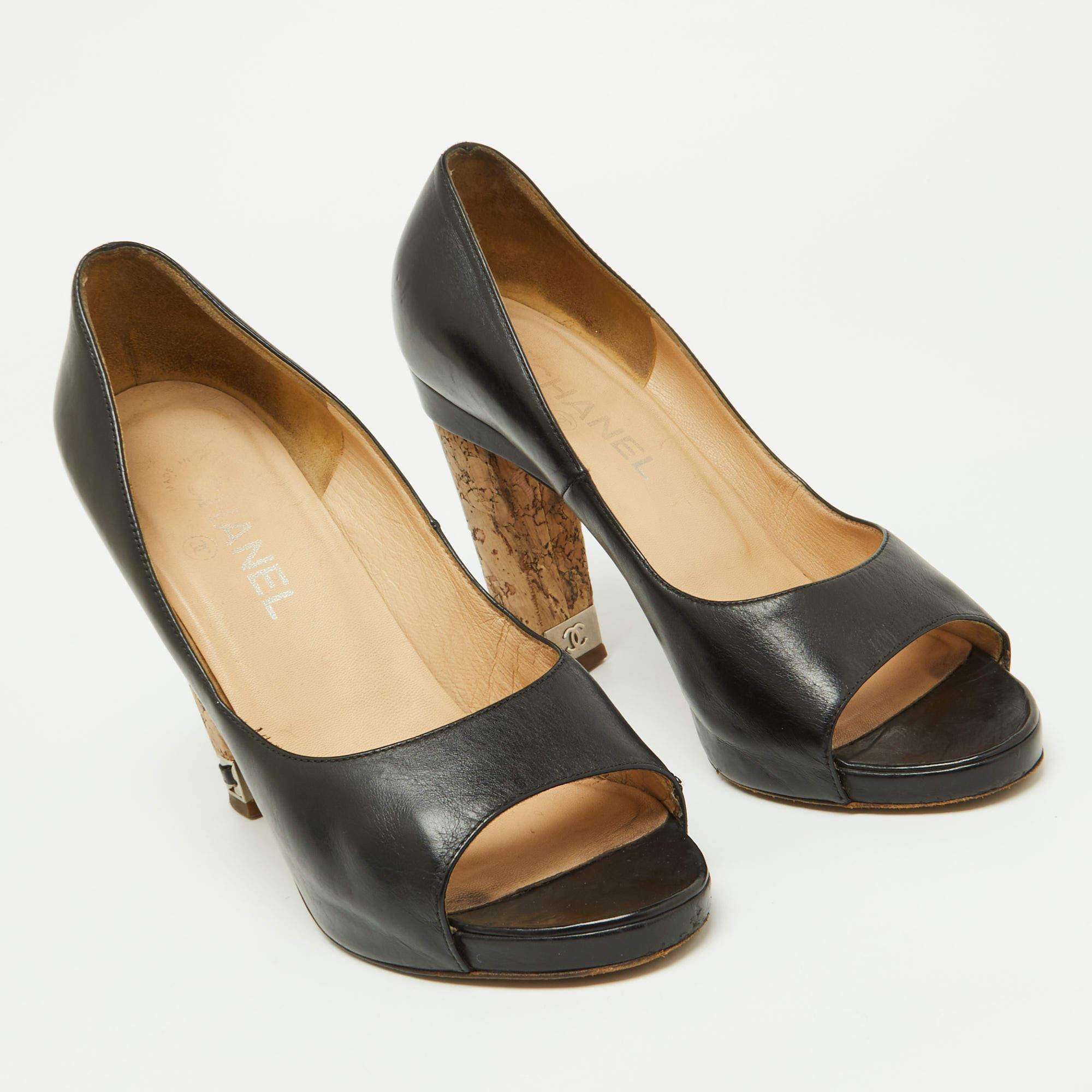 Chanel - Escarpins en cuir noir à talons en liège et maillons de chaîne - Taille 38,5 État moyen - En vente à Dubai, Al Qouz 2