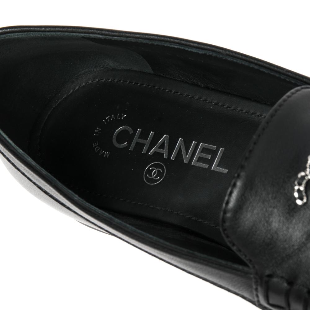 Chanel Black Leather Chain Loafers Size 40 In Good Condition In Dubai, Al Qouz 2