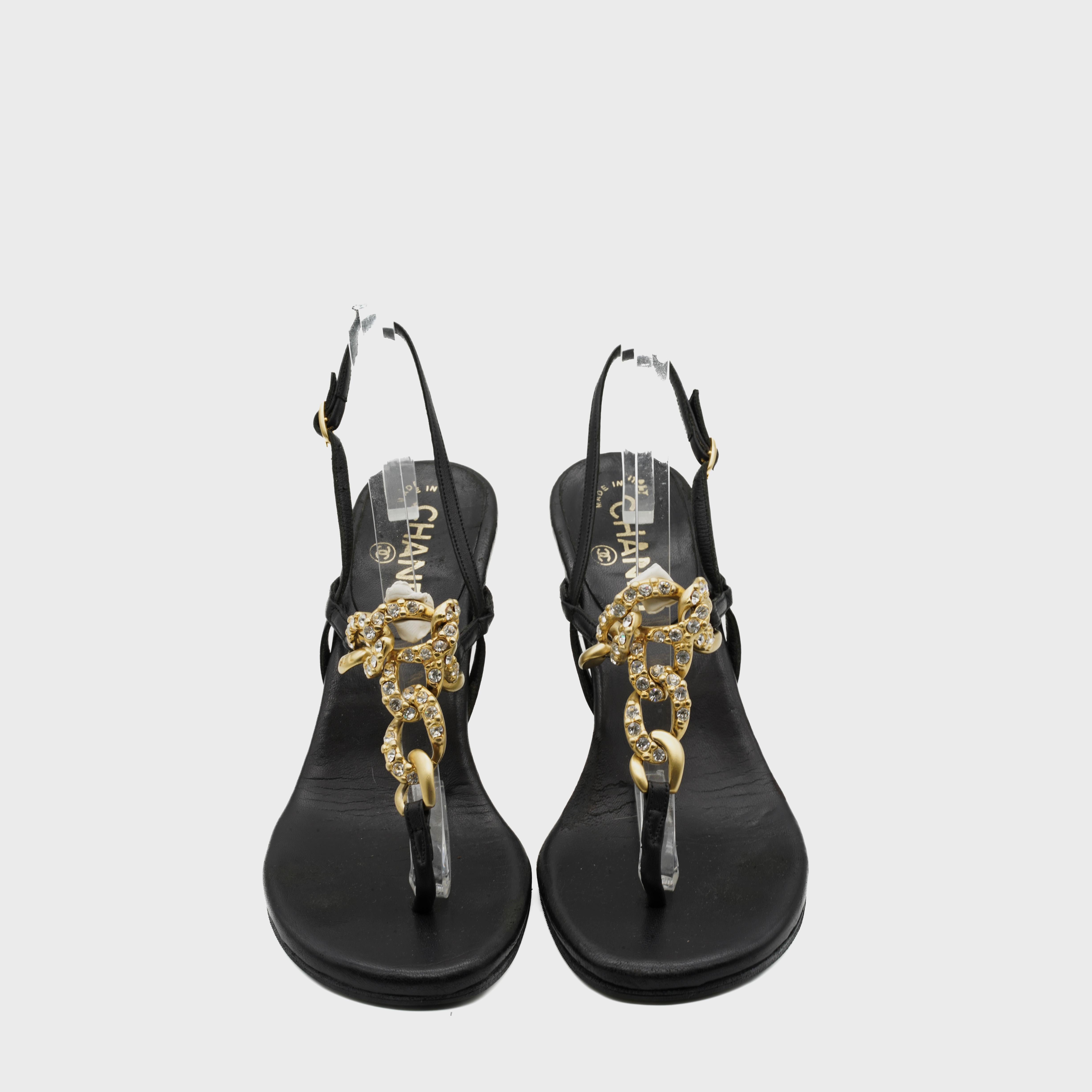 Sandales à chaîne en cuir noir et strass de Chanel, Circa 2000 Excellent état - En vente à Paris, FR