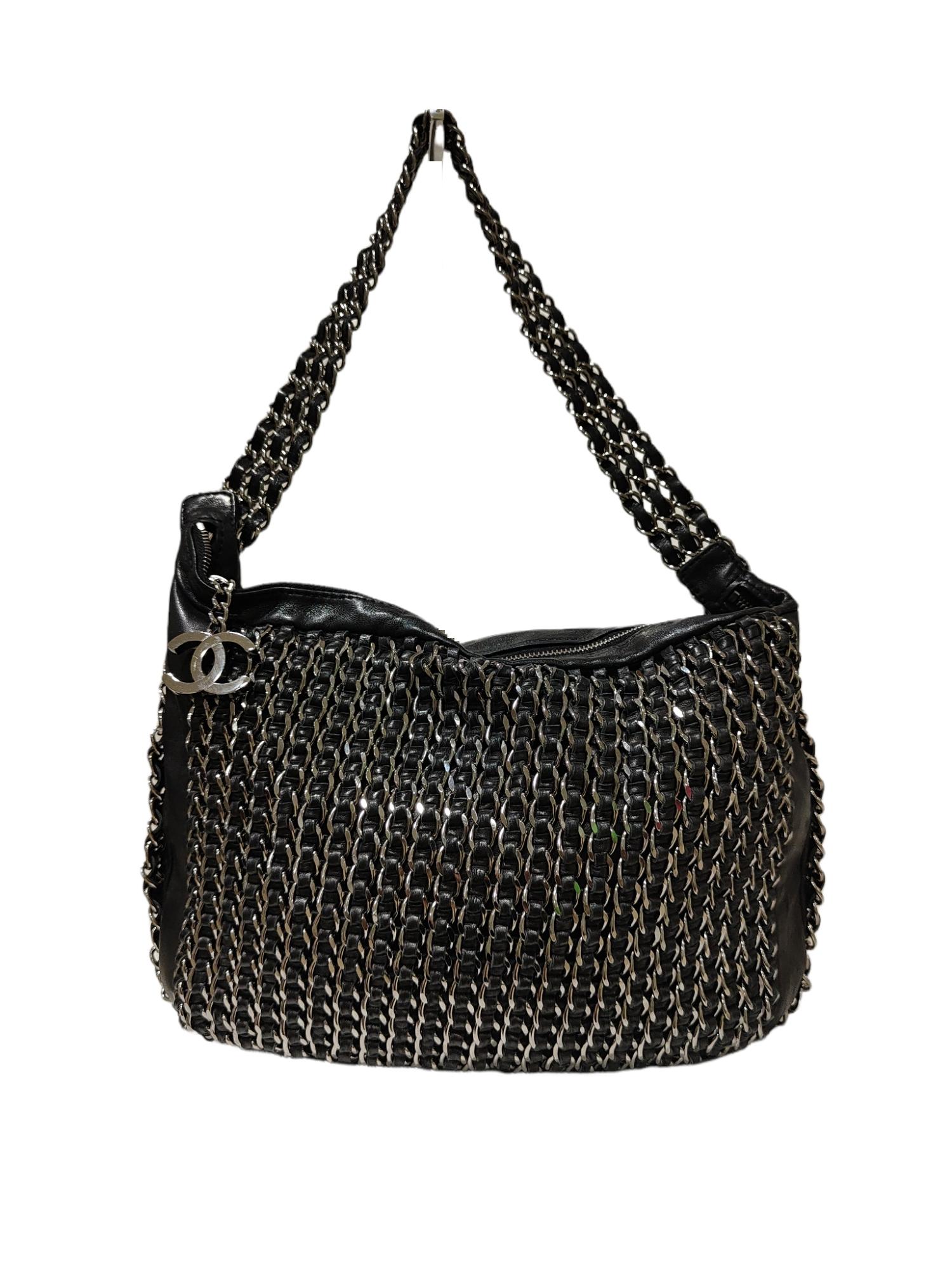 Chanel Black leather chain shoulder bag
30*20 cm, 7 cm depth