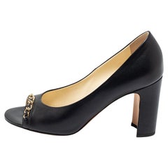 Chanel Schwarze Leder-Pumps mit Kettenbesatz und Peep Toe-Absatz Größe 37
