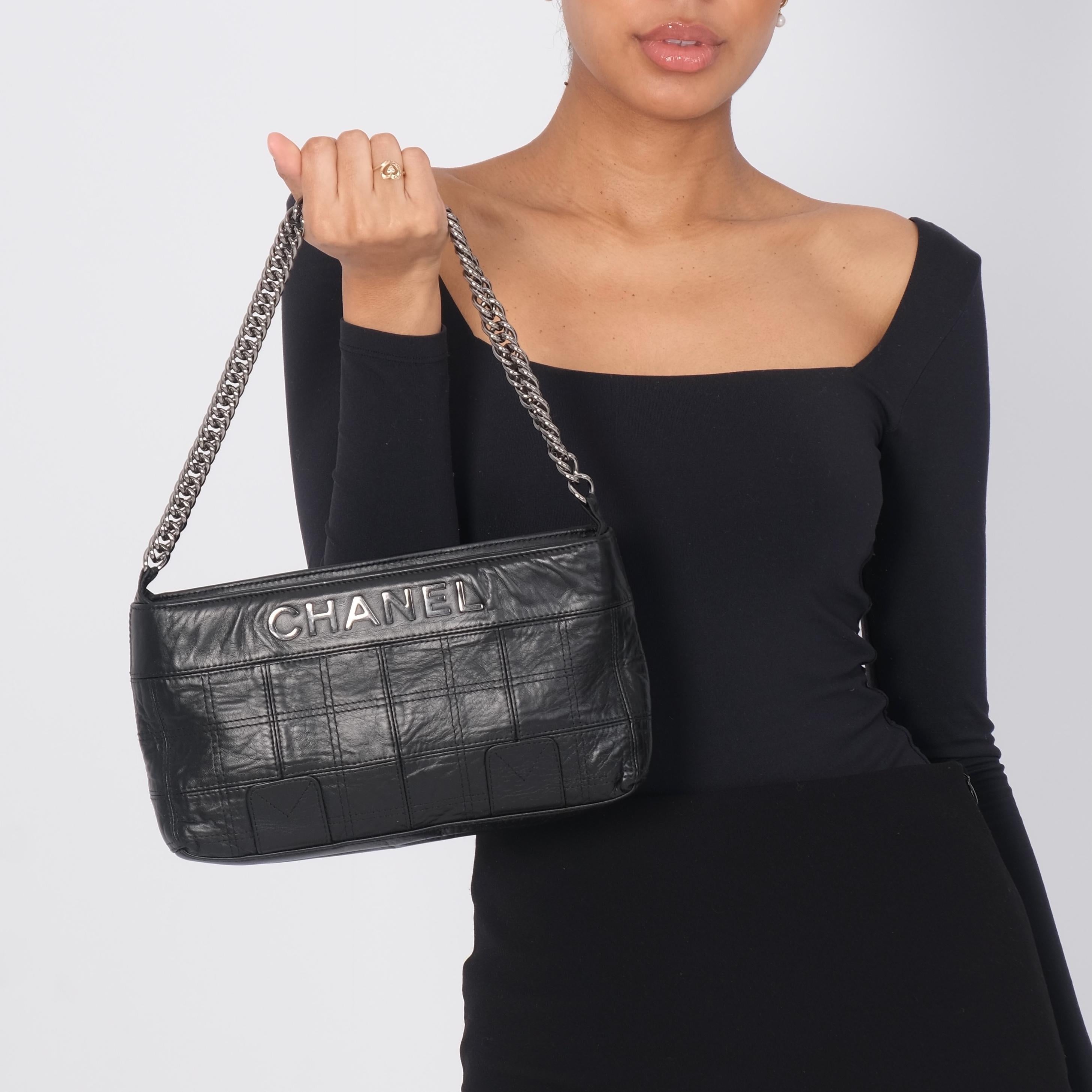 Authenticated by real Authentication. Category, retail.

Color: Black
Material: Calfskin
Serial code: 11******
Year: 2006-2008
Made in Italy

Measurements~
Height 6”
Width 10”
Depth 2”
Shoulder strap drop: 9”

Comes with generic dust bag.
Very good