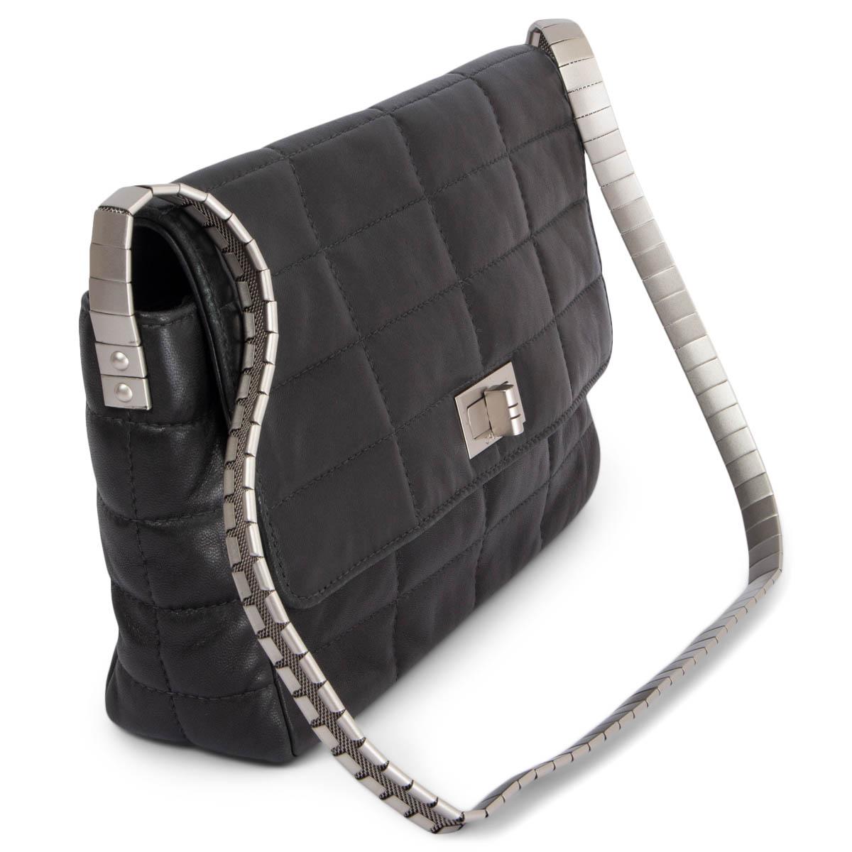 100% autentica borsa a tracolla Chanel Chocolate Bar Flap in pelle di agnello liscia nera con chiusura a rotazione argentata e tracolla in metallo. Foderato in gros grain nero con una tasca con cerniera sul retro. È stato trasportato ed è in ottime