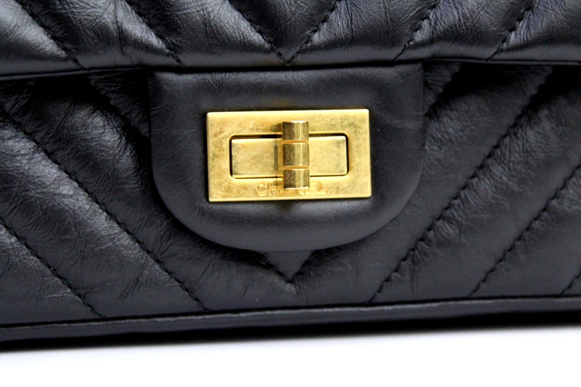 Fantastic bag of Chanel model 2.55 small size, made of black lambskin.

The bag features a chevron pattern with gold hardware. Hook closure.

VERY GOOD CONDITION.