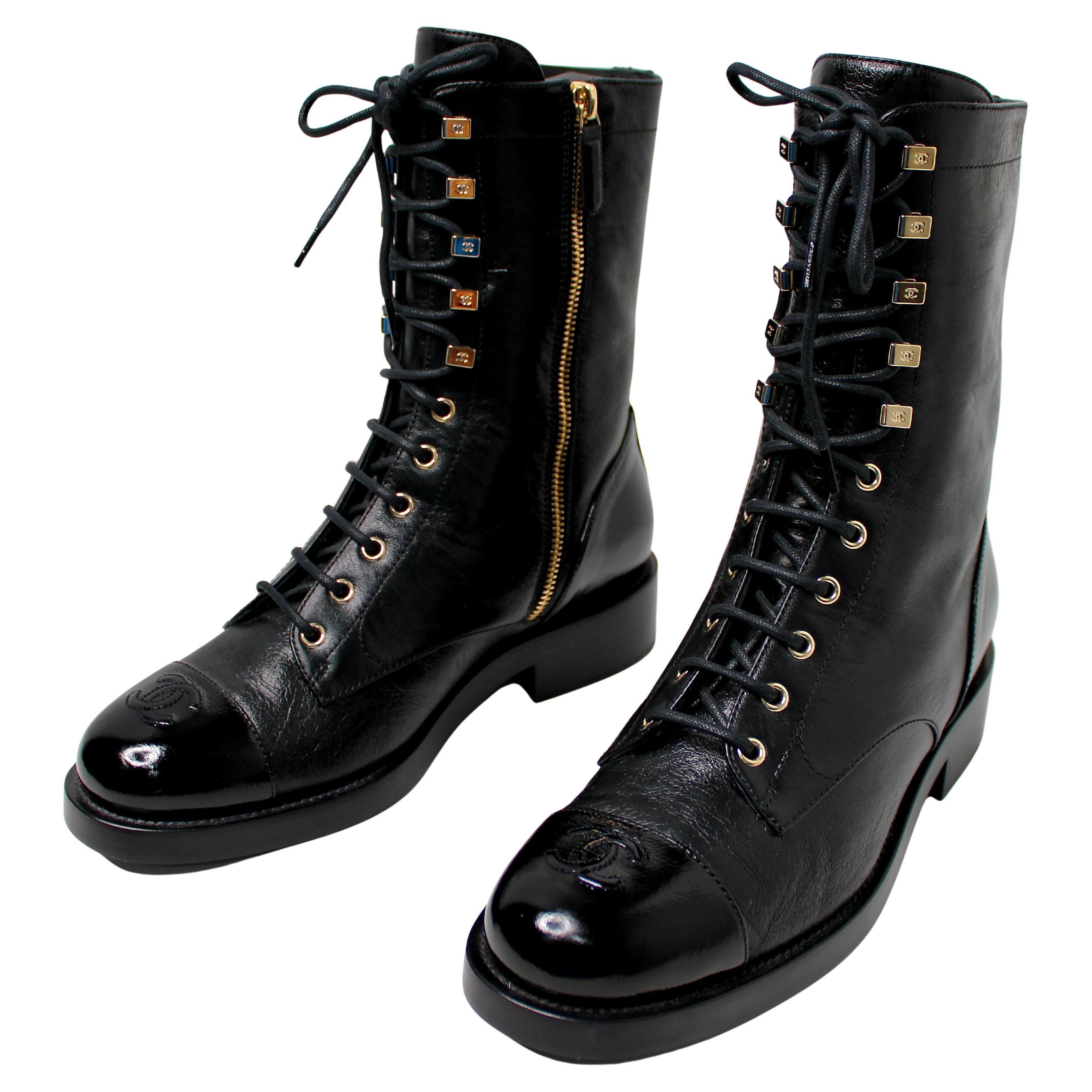 Chanel Schwarzes Leder Coco Mark bestickte Kampfstiefel circa 2021