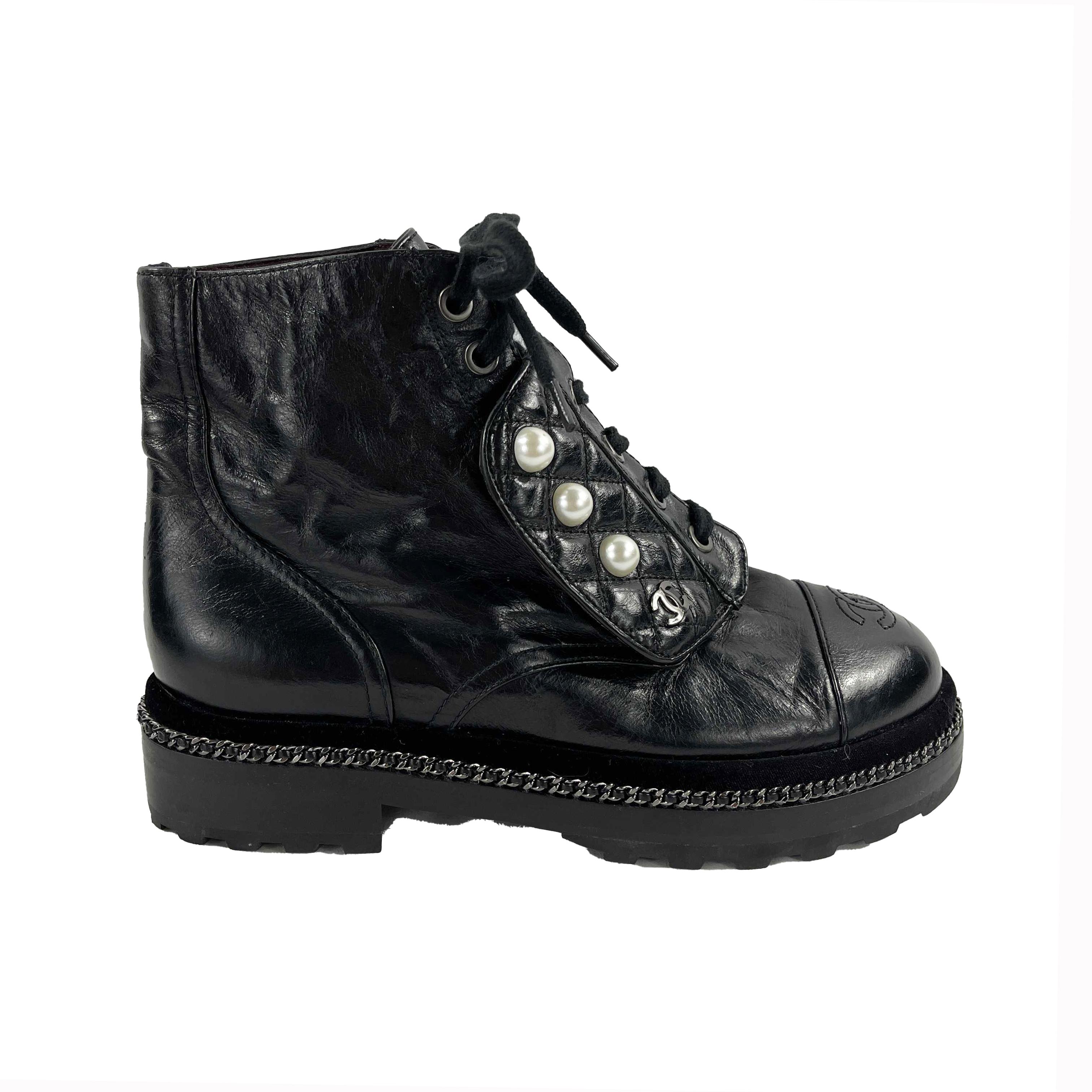 CHANEL Botas de combate de piel negra con adornos y detalles de CC de perlas de imitación SZ 36- 6 3