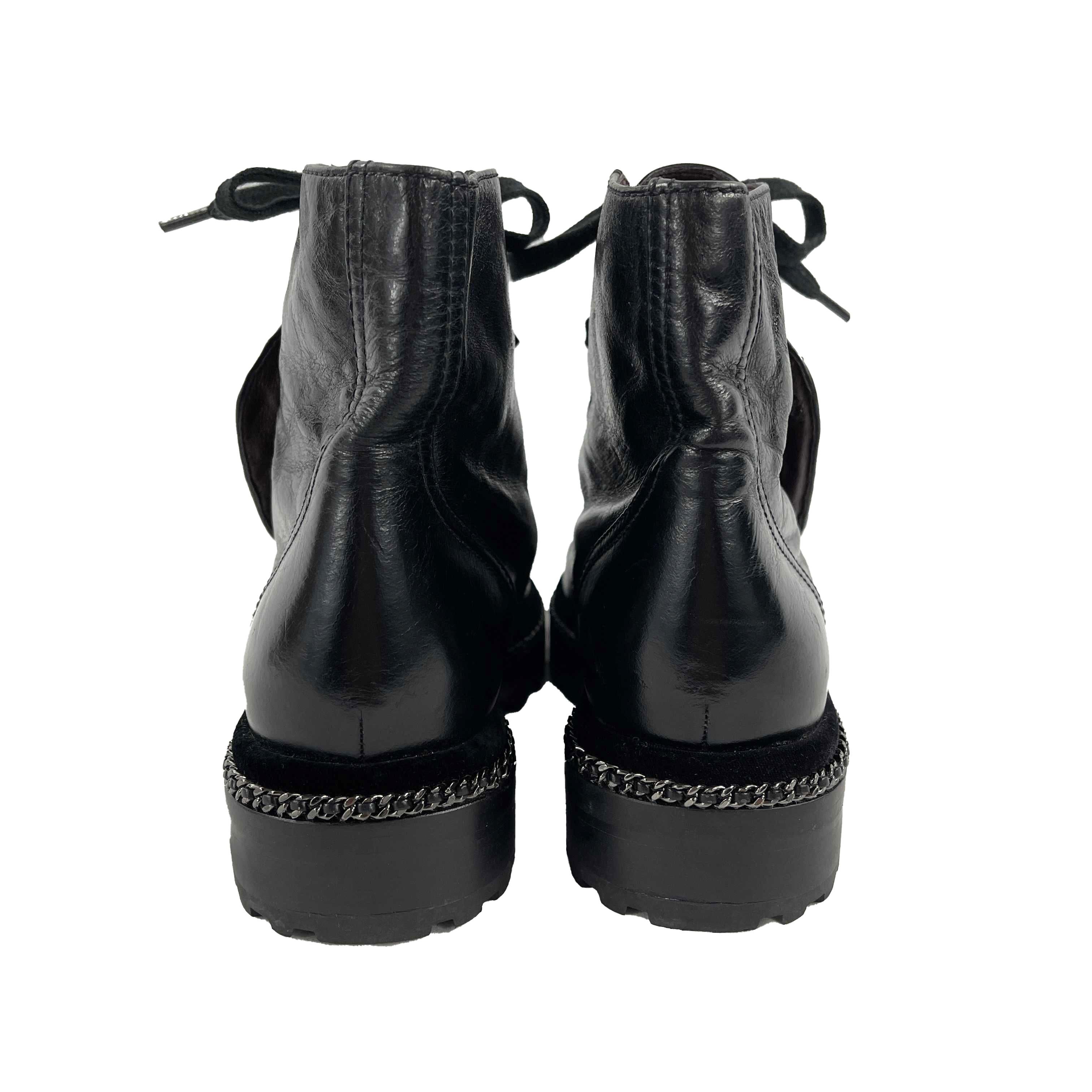 CHANEL Botas de combate de piel negra con adornos y detalles de CC de perlas de imitación - ZONA 36- 6

Descripción

Estas botas de combate Chanel están confeccionadas en piel negra.
Están diseñados con cordones que contienen un detalle lateral de