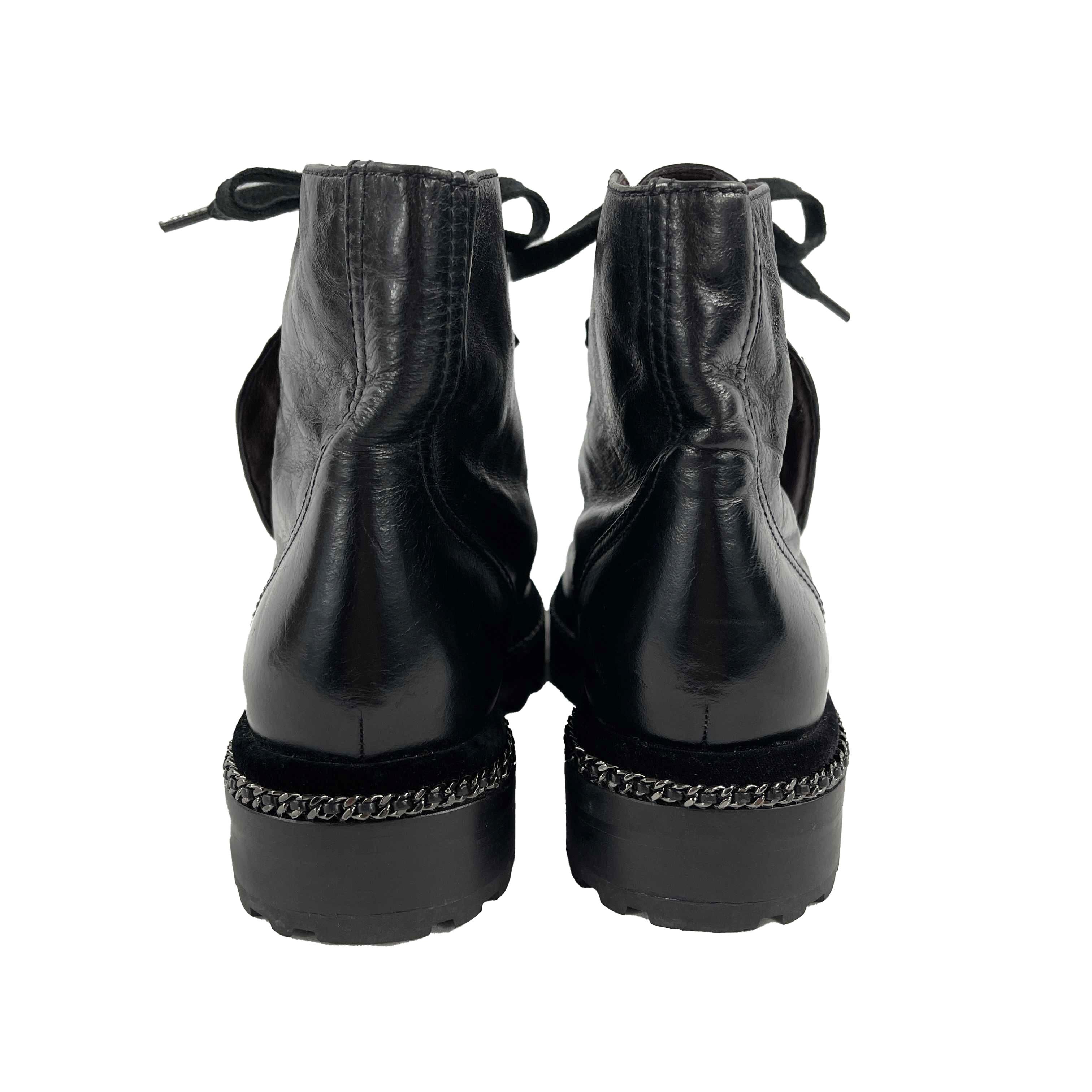 CHANEL Black Leather Combat Boots with Trim and Faux Pearl CC Details - SZ 36- 6

Description

These Chanel combat boots are crafted with black leather.
They are designed with laces that contain a snap closure side detail with quilted stitched