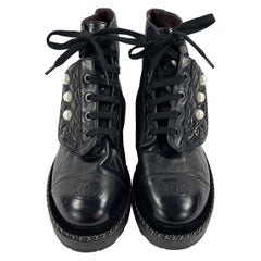 CHANEL Botas de combate de piel negra con adornos y detalles de CC de perlas de imitación SZ 36- 6