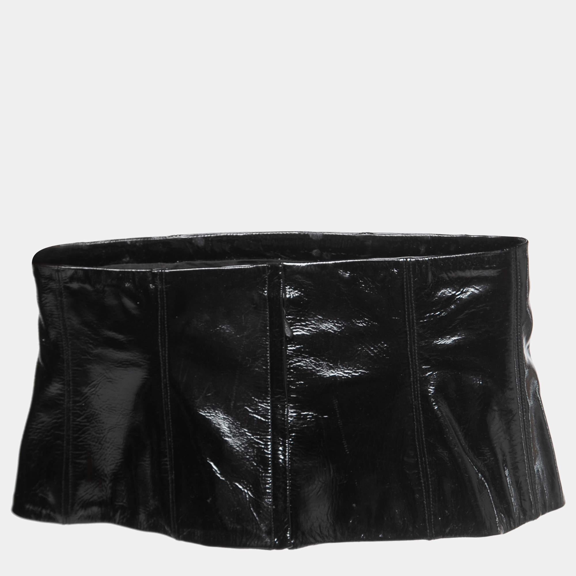 La ceinture corset de Chanel peut rehausser un simple T-shirt ou une robe droite imprimée. Il est en cuir noir élégant et se ferme à l'aide d'une fermeture à glissière.

