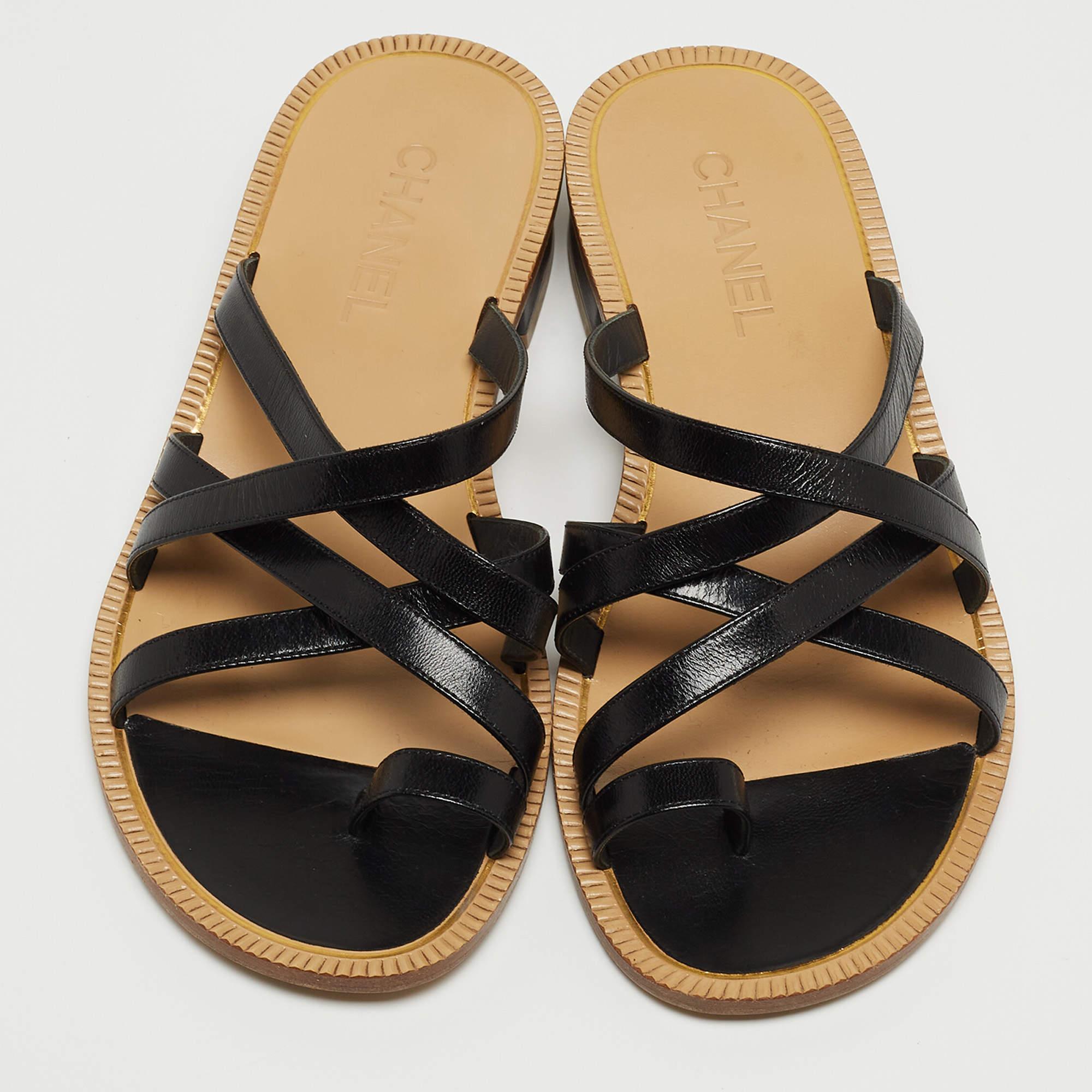 These sandals will frame your feet in an elegant manner. Crafted from quality materials, they display a classy design and comfortable insoles.

