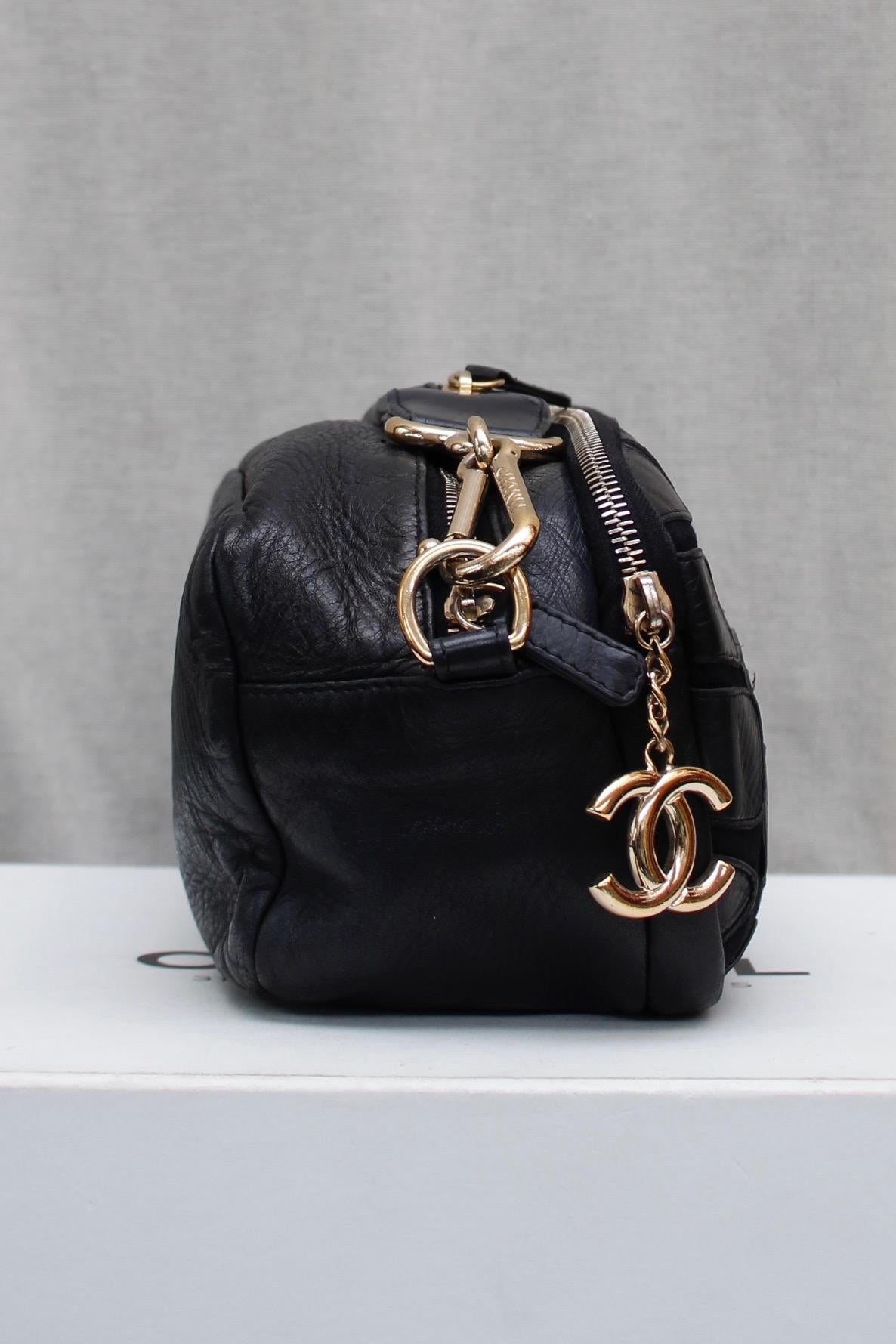 Women's Chanel black leather cross-body bag, 2000’s
