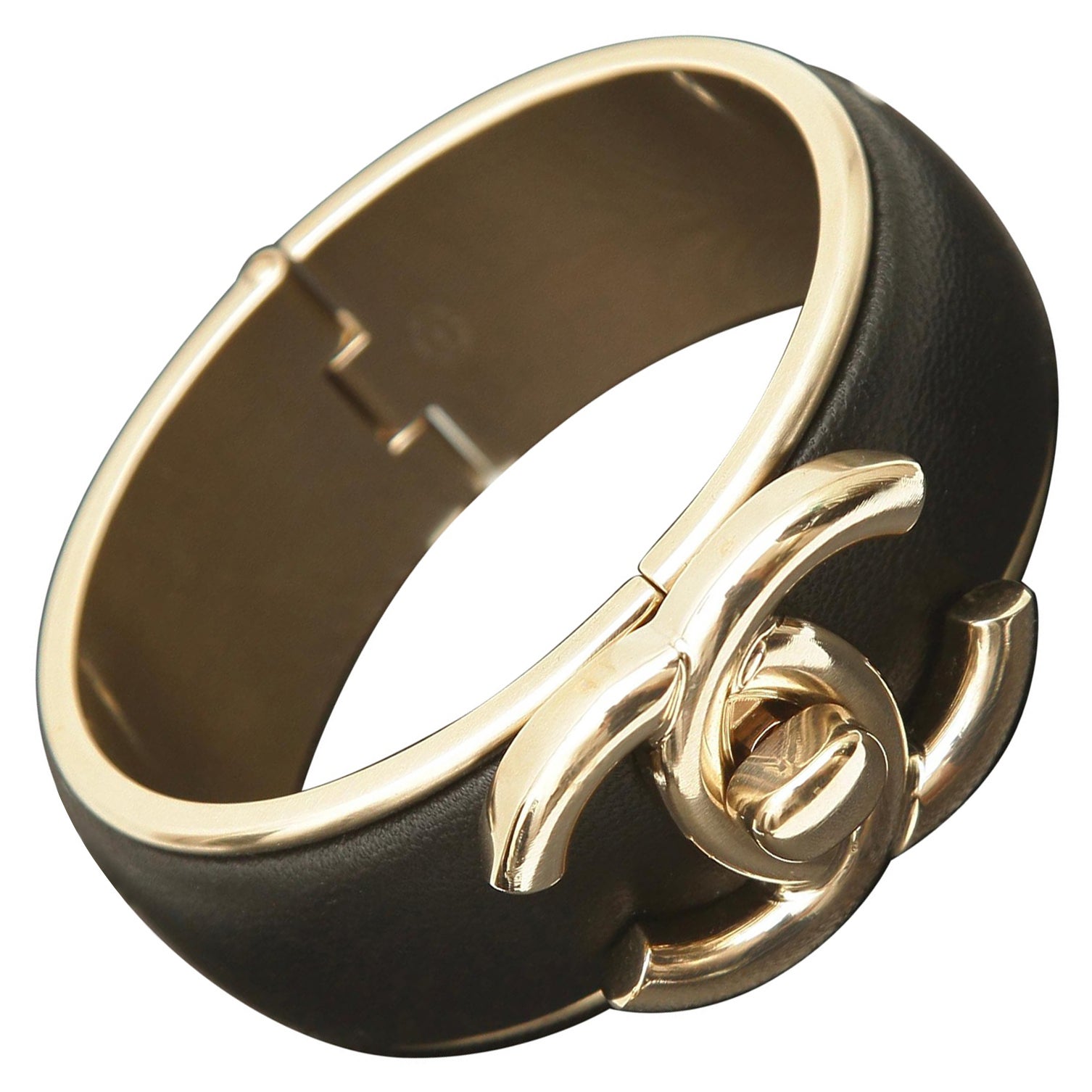 GUARANTEED AUTHENTIC CHANEL 21S BLACK LEATHER CUFF

Details:
- From the 2021 spring collection.
- Wider version.
- Black leather.
- Gold-tone hardware.
- CC turlock closure.
- Signature plaque found inside cuff.
- Comes with dust bag.

Size