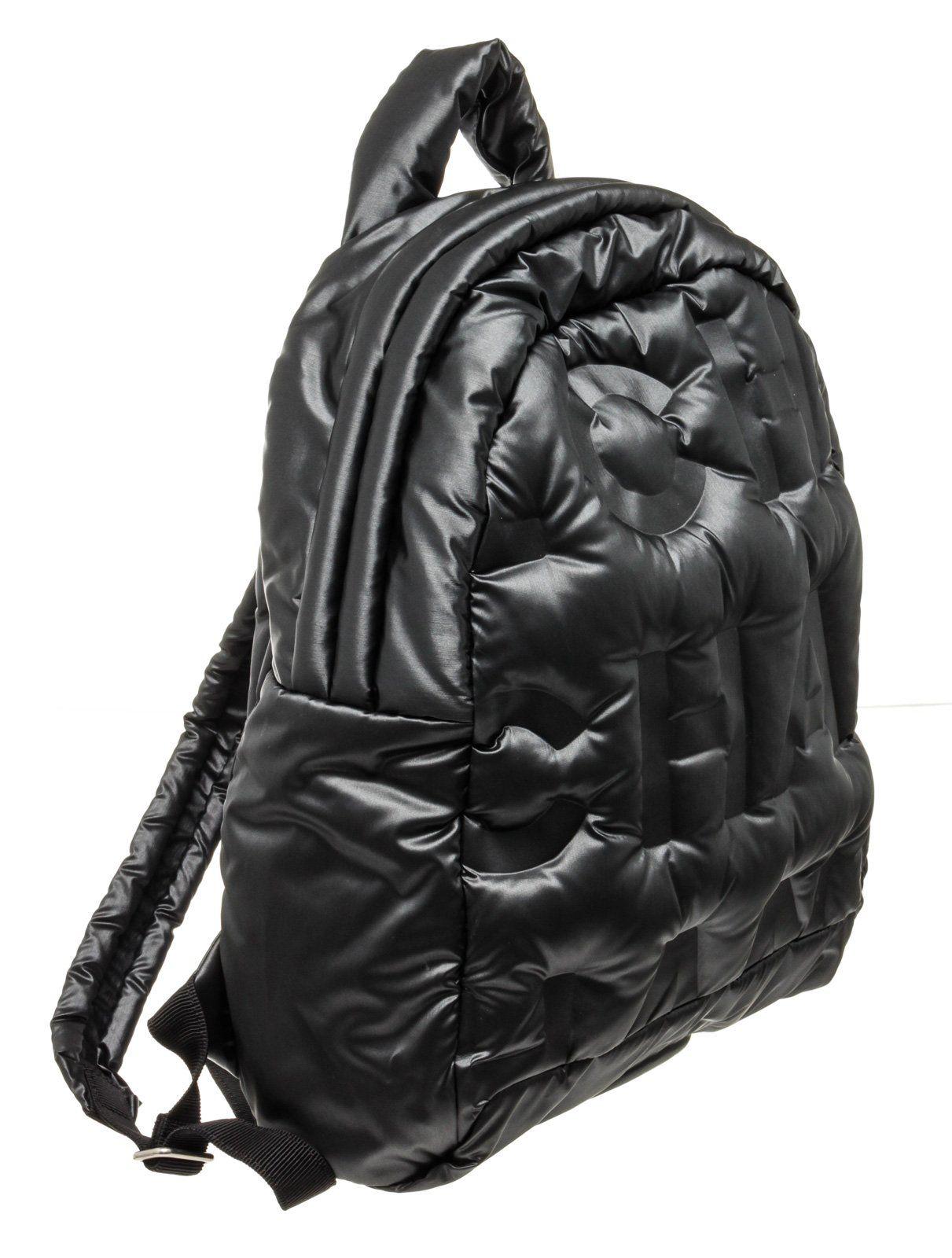 Chanel Black Leather Doudoune Backpack Bag with leather, gold-tone hardware, trim leather, interior slip pocket, shoulder strap and zipper closure.

45043MSC