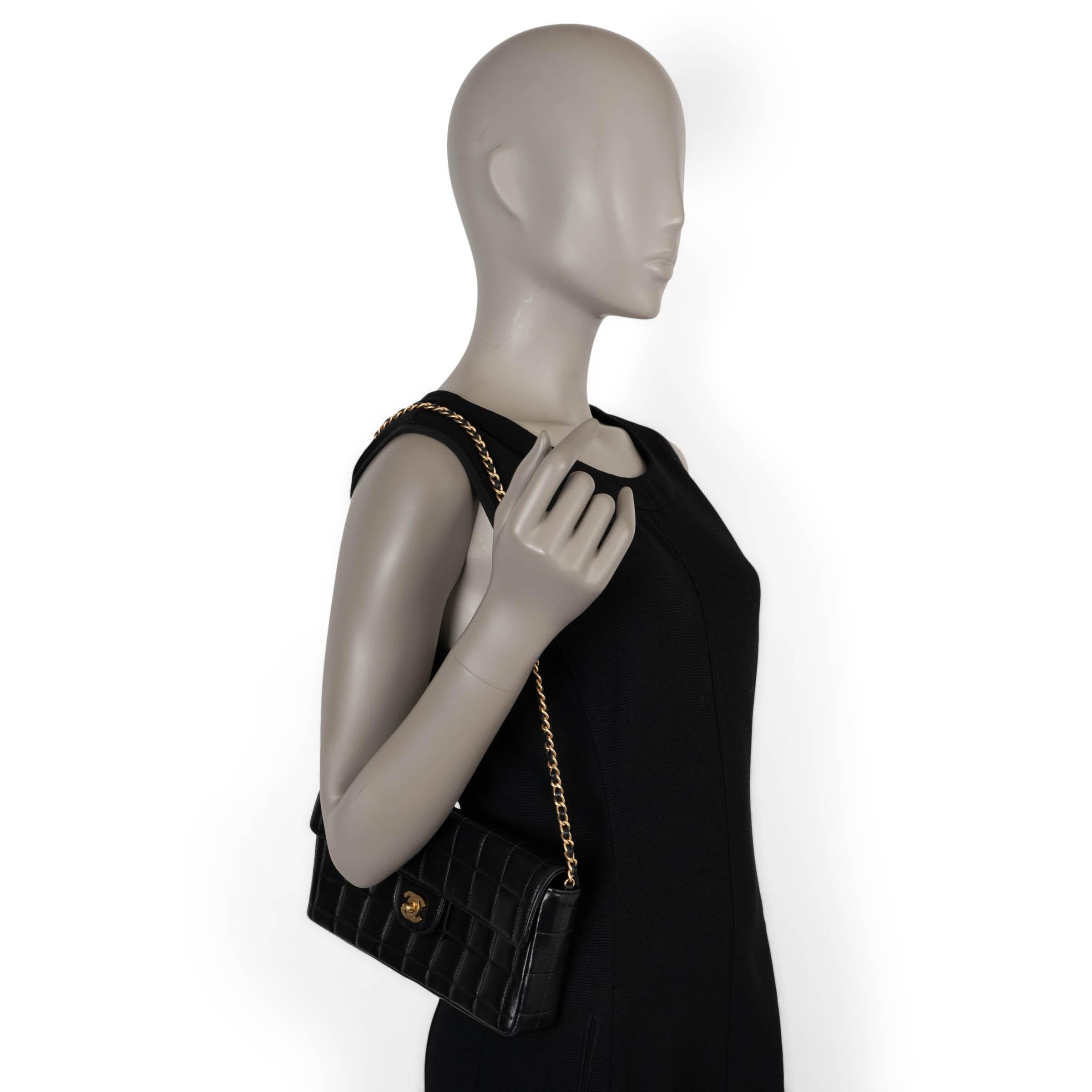 CHANEL schwarzes Leder EAST/WEST CHOCOLATE BAR Baguette Tasche im Angebot 6