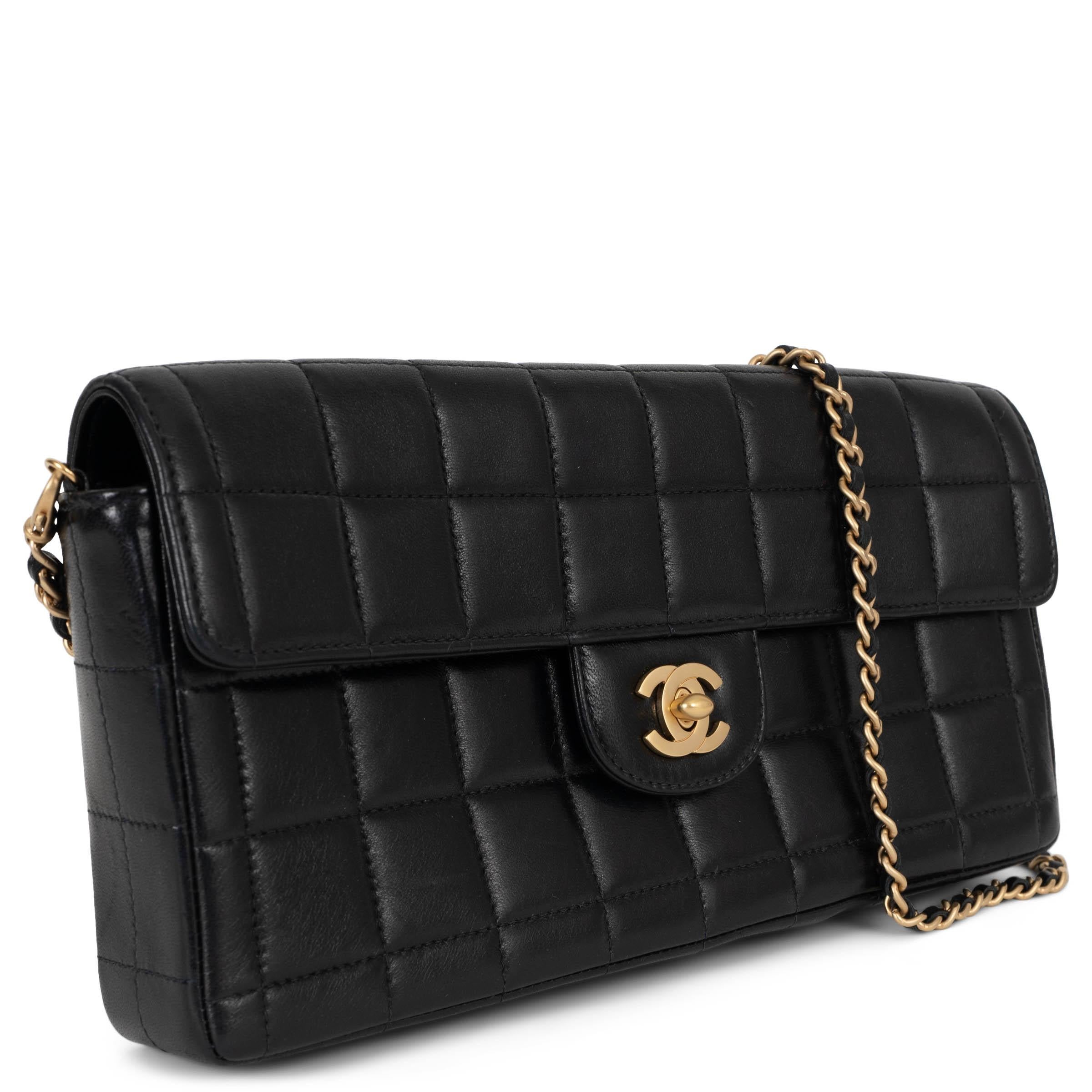 Diese 100% authentische Chanel East/West Pochette Umhängetasche ist aus schwarzem Leder mit der charakteristischen Chocolate Bar Steppung gefertigt. Das zeitlose Design verfügt über einen abnehmbaren, goldfarbenen Kettenriemen aus Ledergeflecht und