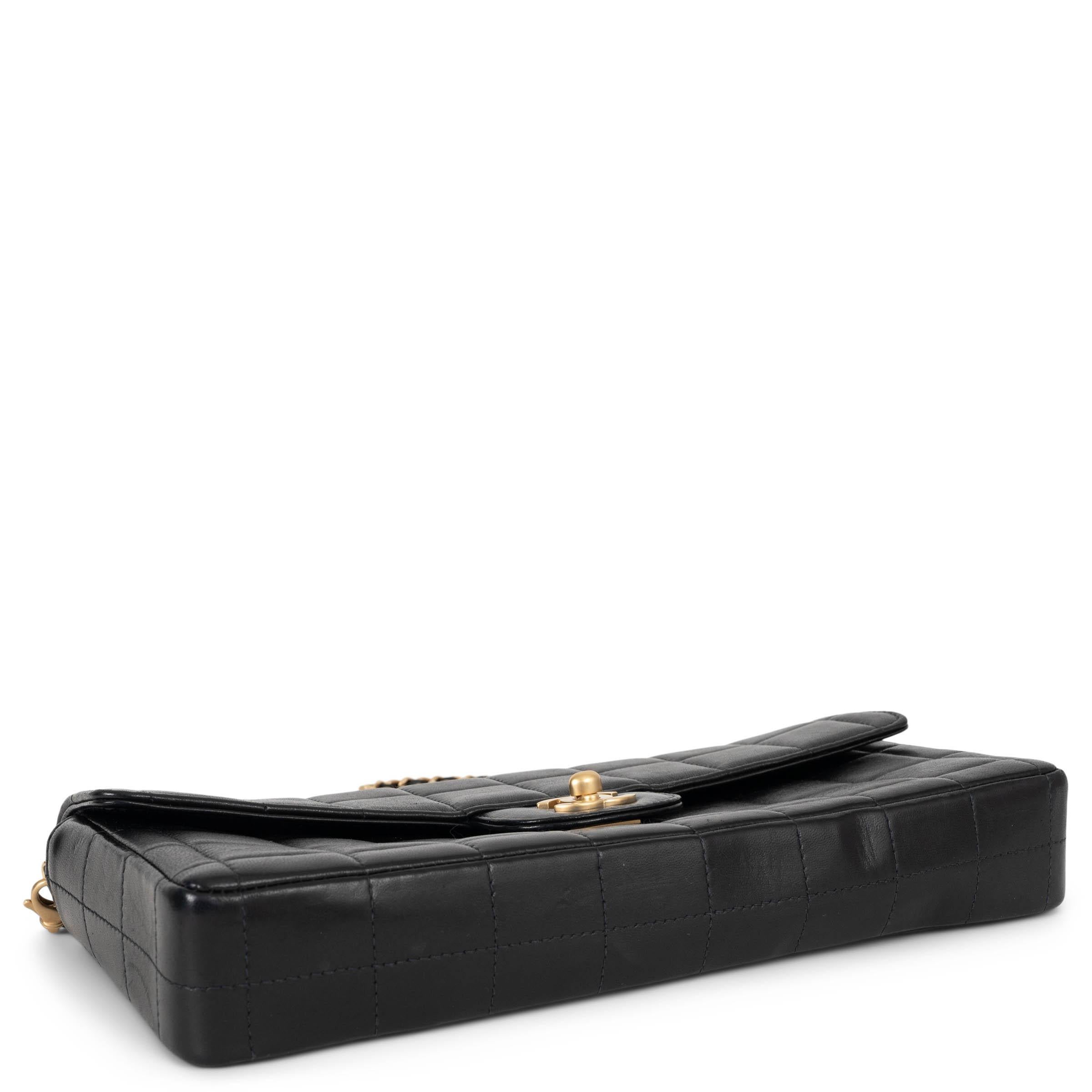 CHANEL schwarzes Leder EAST/WEST CHOCOLATE BAR Baguette Tasche Damen im Angebot