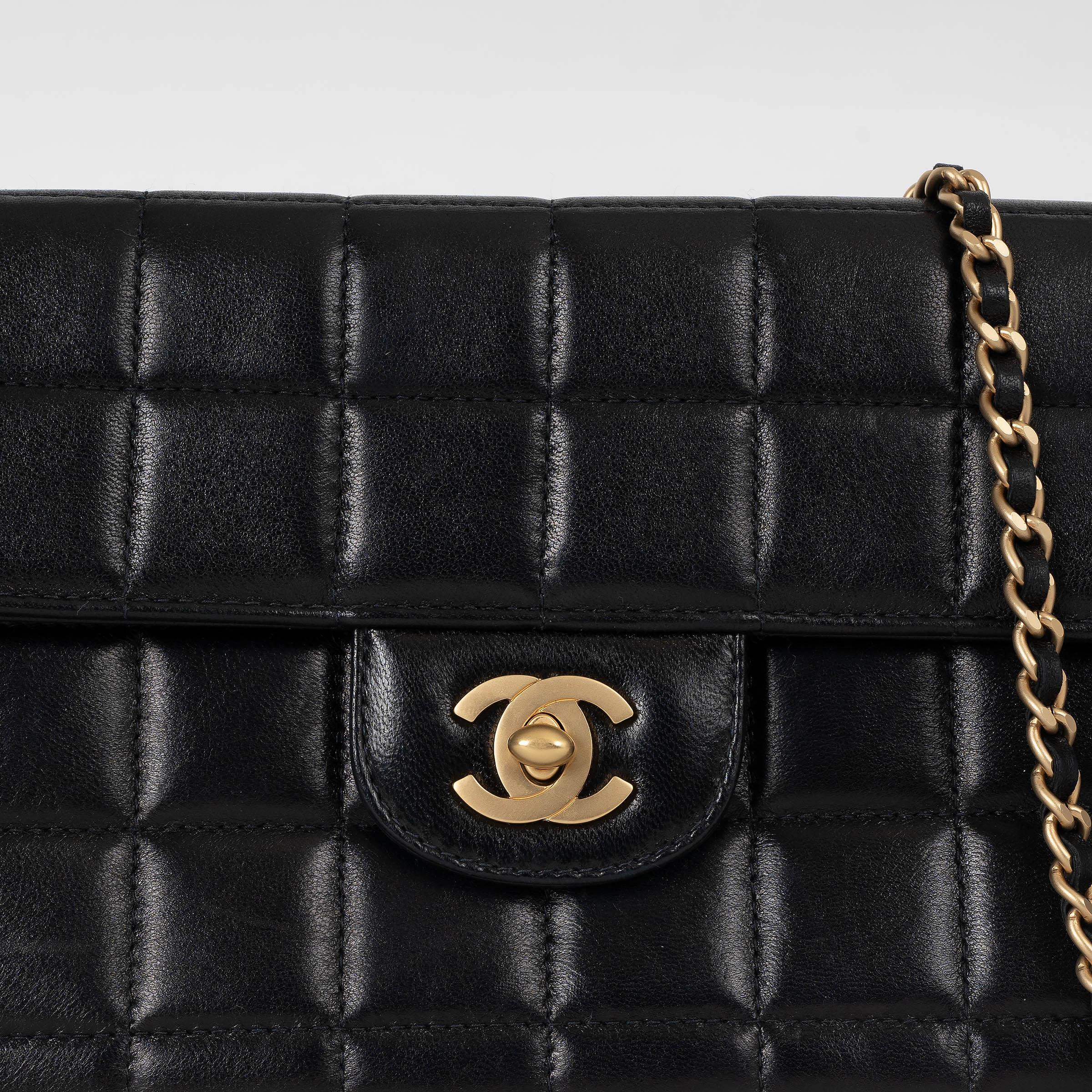 CHANEL schwarzes Leder EAST/WEST CHOCOLATE BAR Baguette Tasche im Angebot 1