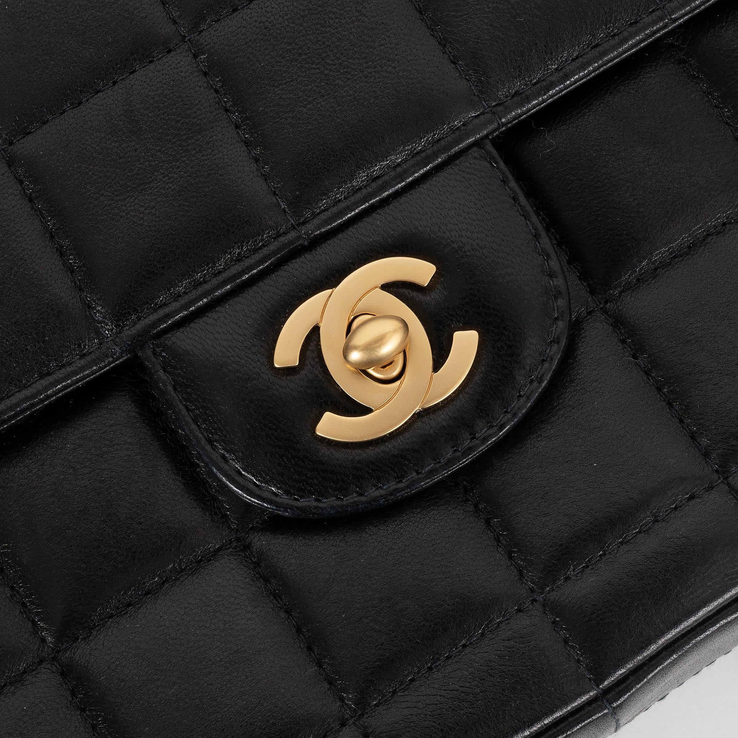CHANEL schwarzes Leder EAST/WEST CHOCOLATE BAR Baguette Tasche im Angebot 3