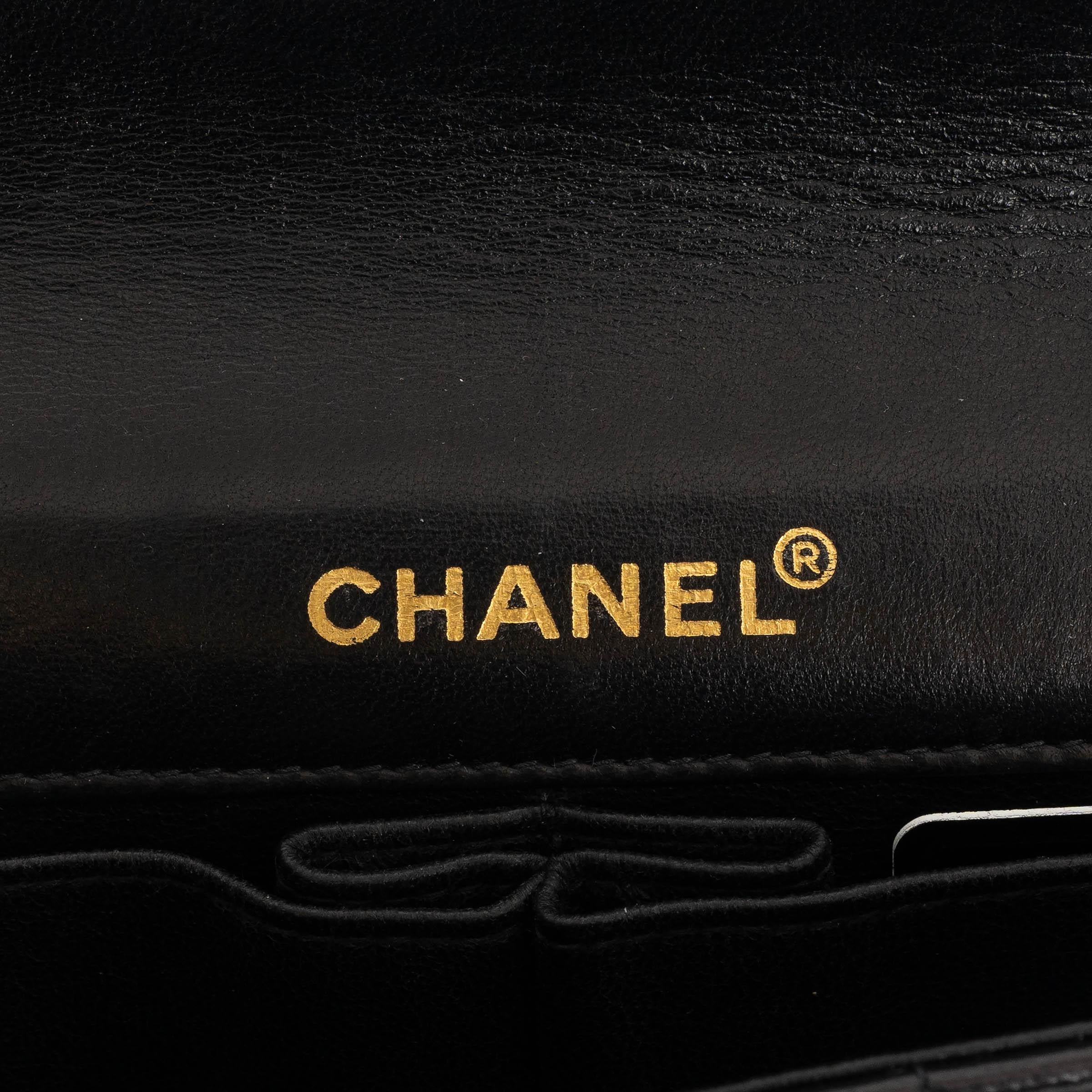 CHANEL schwarzes Leder EAST/WEST CHOCOLATE BAR Baguette Tasche im Angebot 4