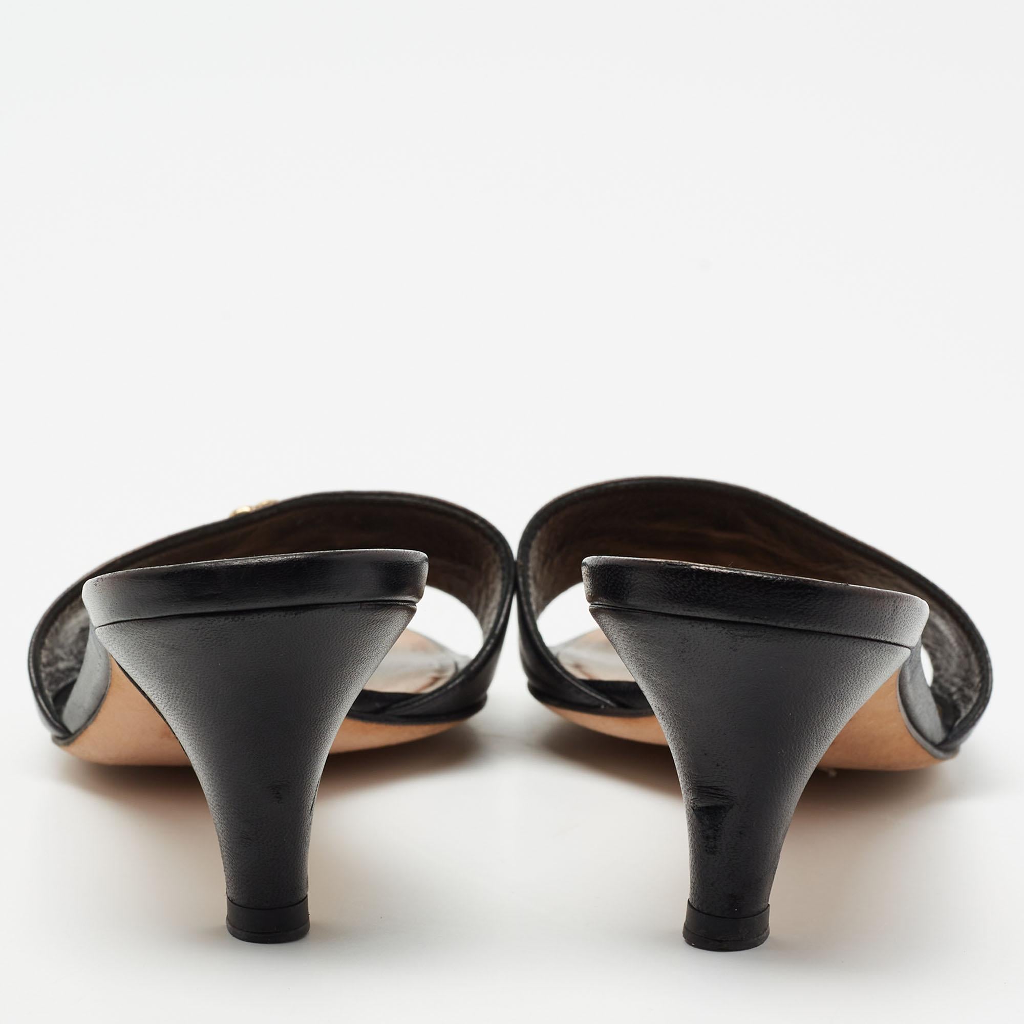 Chanel Black Leather Embellished CC Slide Sandals Size 37.5 In Good Condition In Dubai, Al Qouz 2