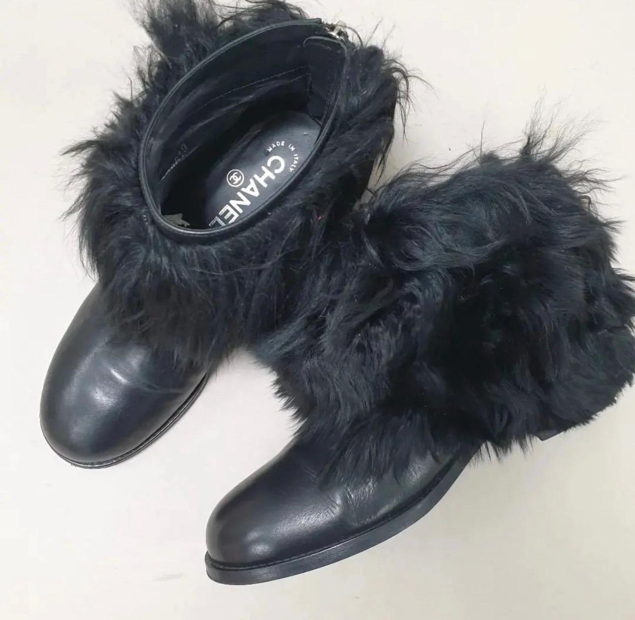 
Sz.37

Boot type shoes
Brand: Chanel
Model: FAUX FUR
Year of manufacture : 2012
Very good condition.  Signs of wear seen on pics.
No box. No dust bag