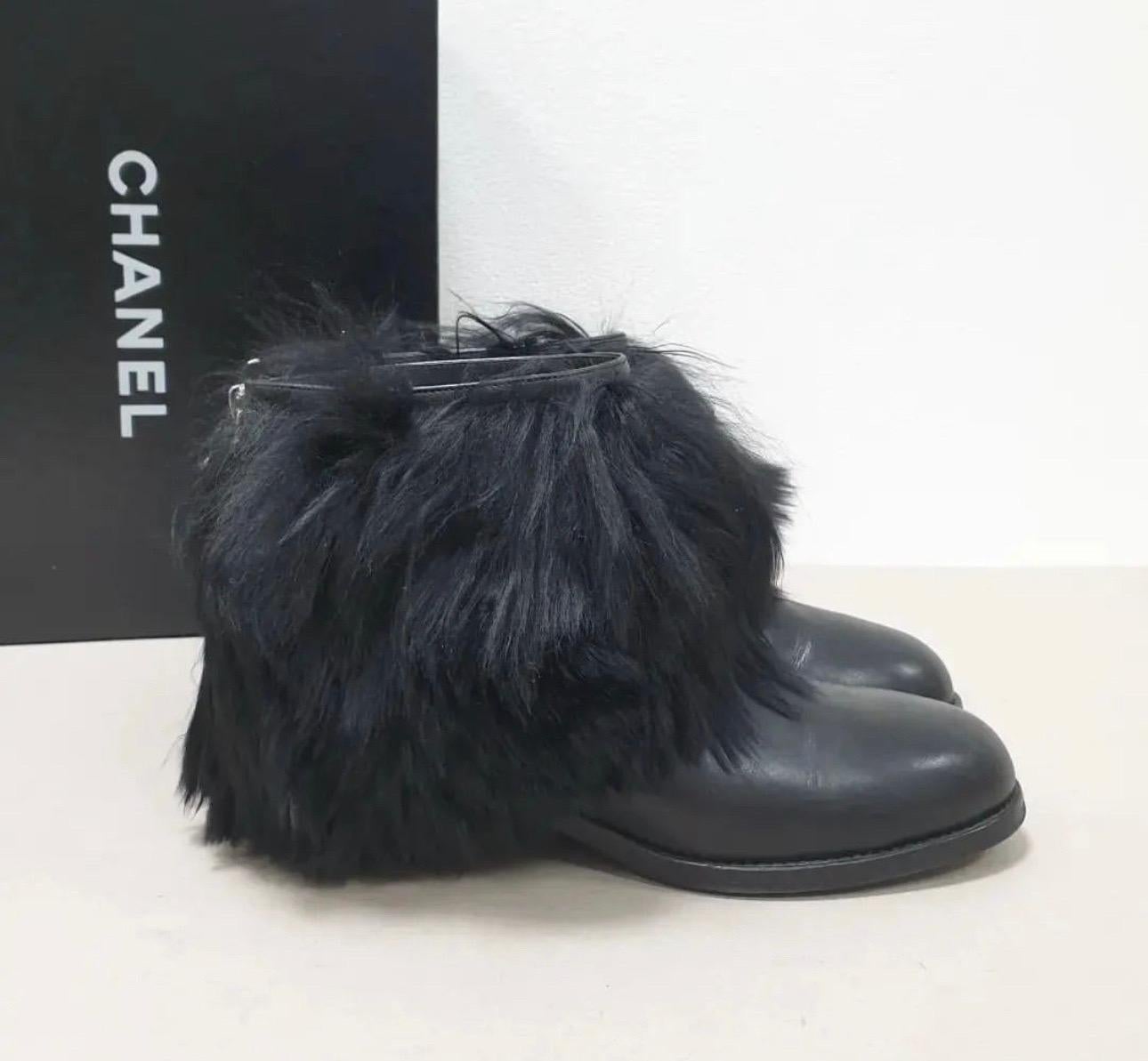 Chanel Black Leather Faux Fur Boots In Good Condition For Sale In Krakow, PL