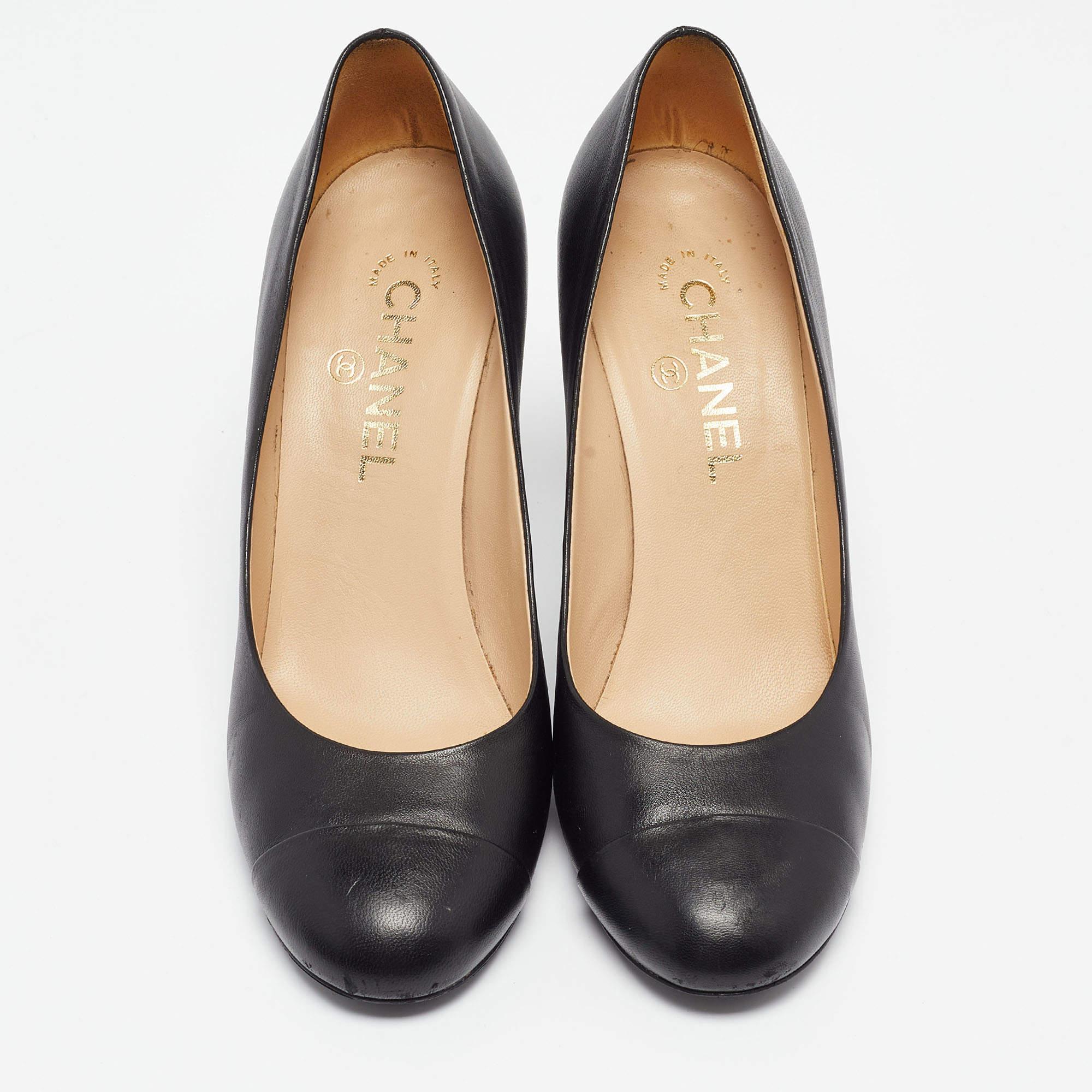 Chanel Black Leather Faux Pearl Embellished Heel Cap Toe Pumps Size 38.5 In Good Condition In Dubai, Al Qouz 2