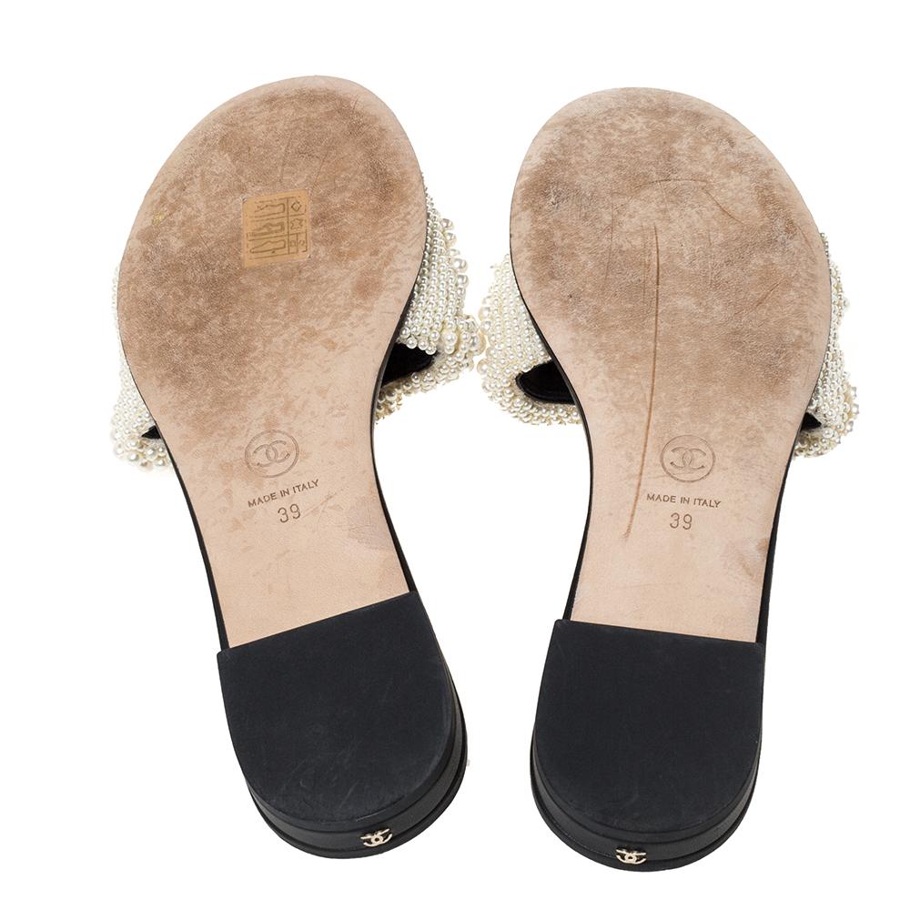 Chanel Black Leather Faux Pearl Slide Flat Sandals Size 39 In Good Condition In Dubai, Al Qouz 2