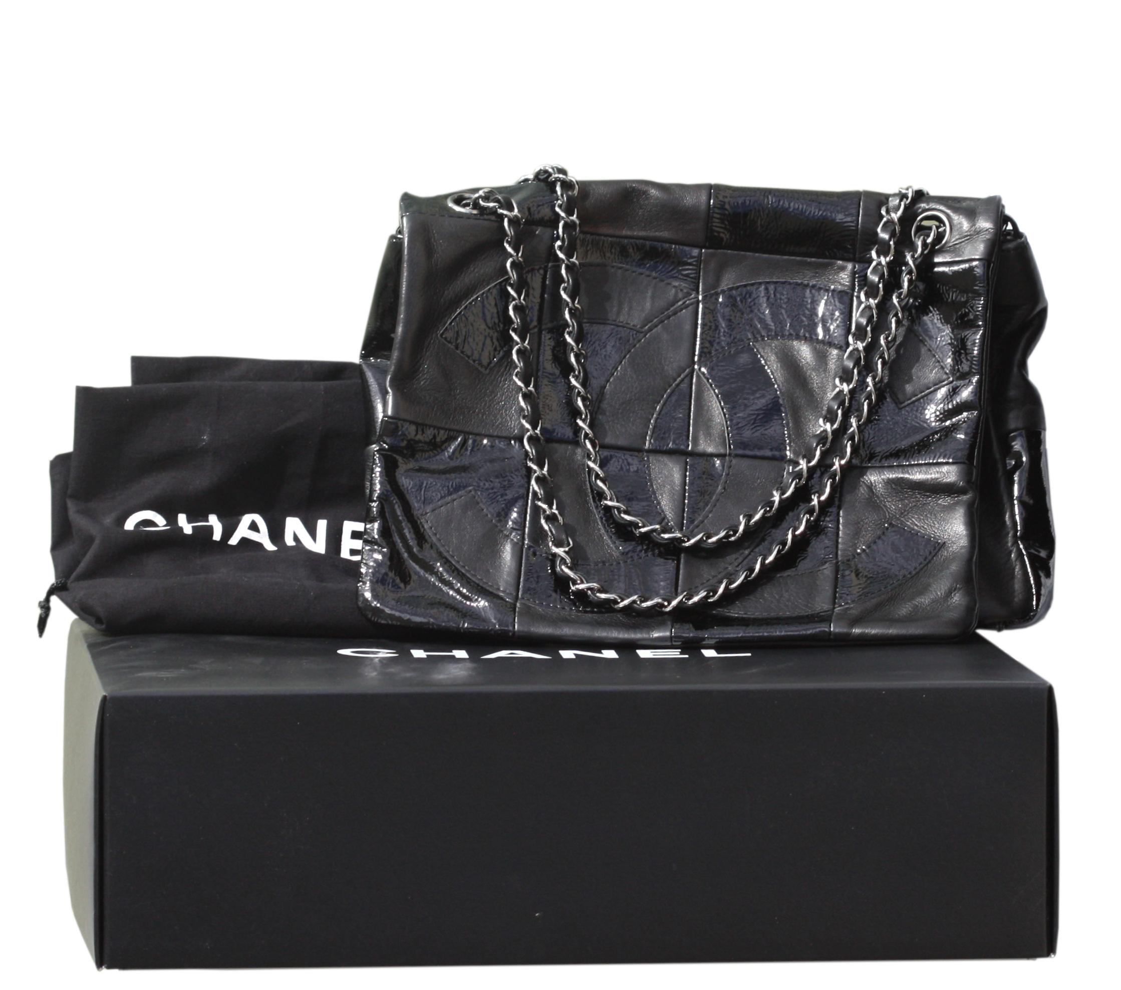 Chanel Black Leather Flap Logo Handbag For Sale 1
